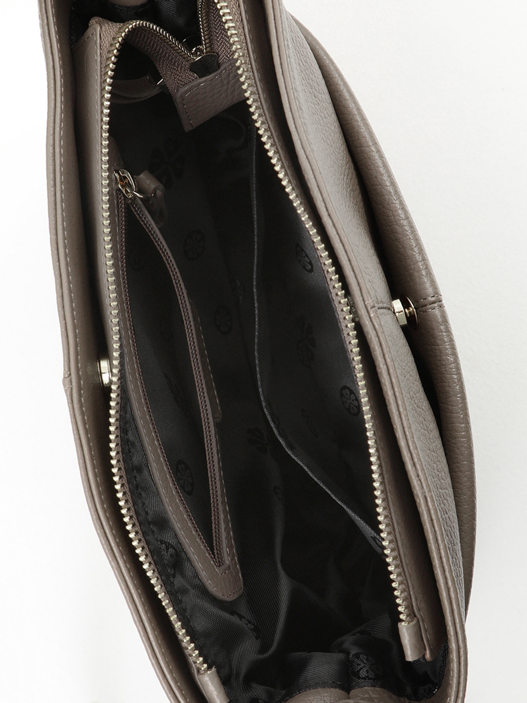 Полукруглая сумка через плечо с металлическими буквами KELLEN в шоколадном оттенке