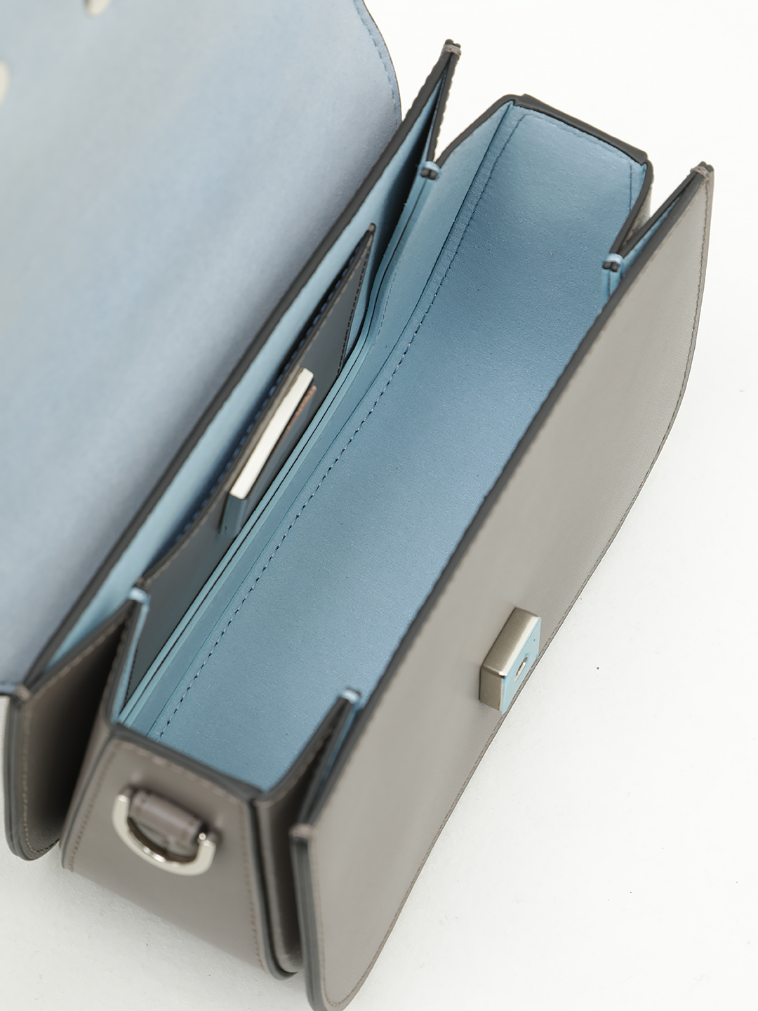 Кросс боди от Cromia в натуральной гладкой коже цвета тауп с фирменной матовой металлической фурнитурой