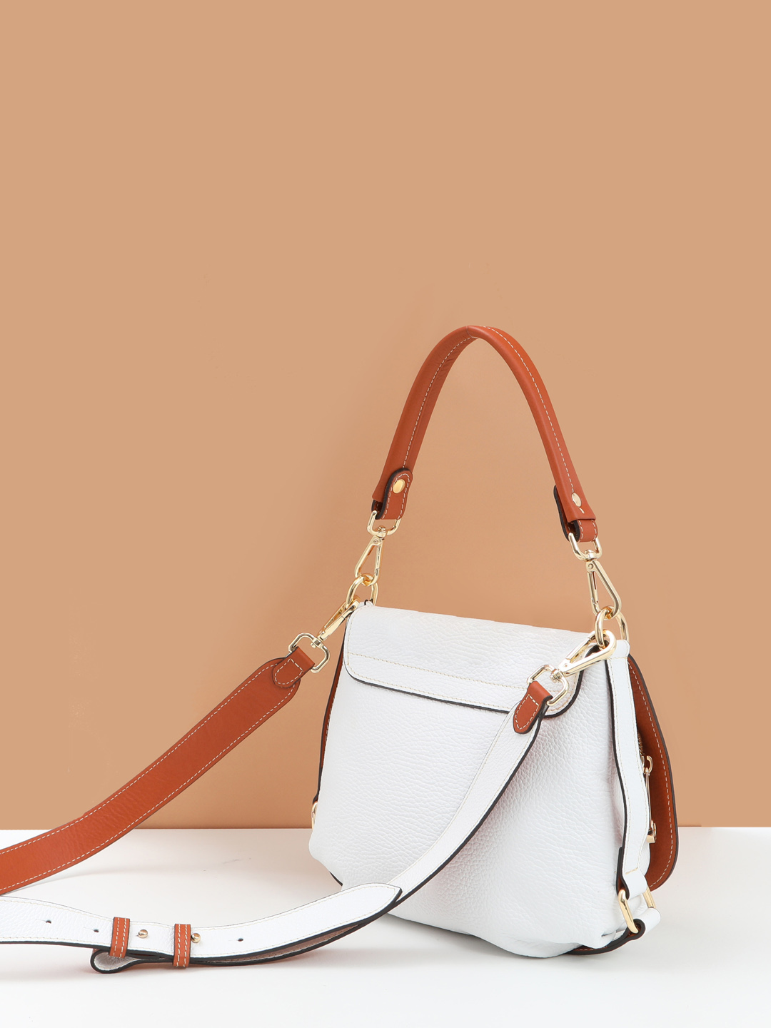 Полукруглая кросс-боди с длинным ремнем от Di Gregorio в белом цвете с рыжей отделкой