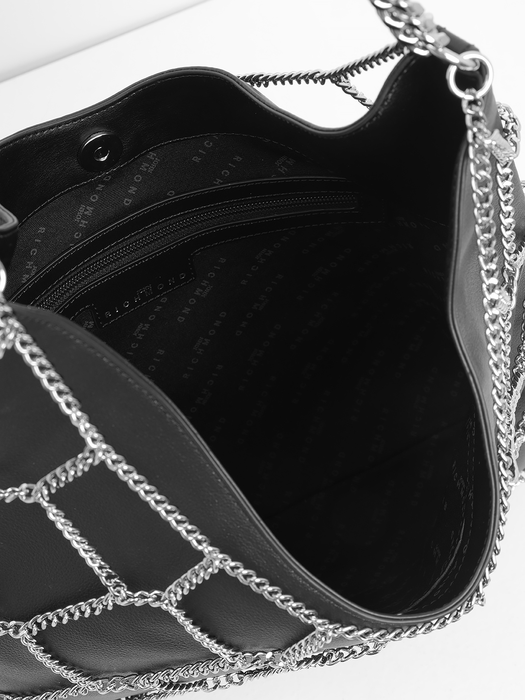 Сумка с серебристыми металлическими цепями от John Richmond в чёрном цвете