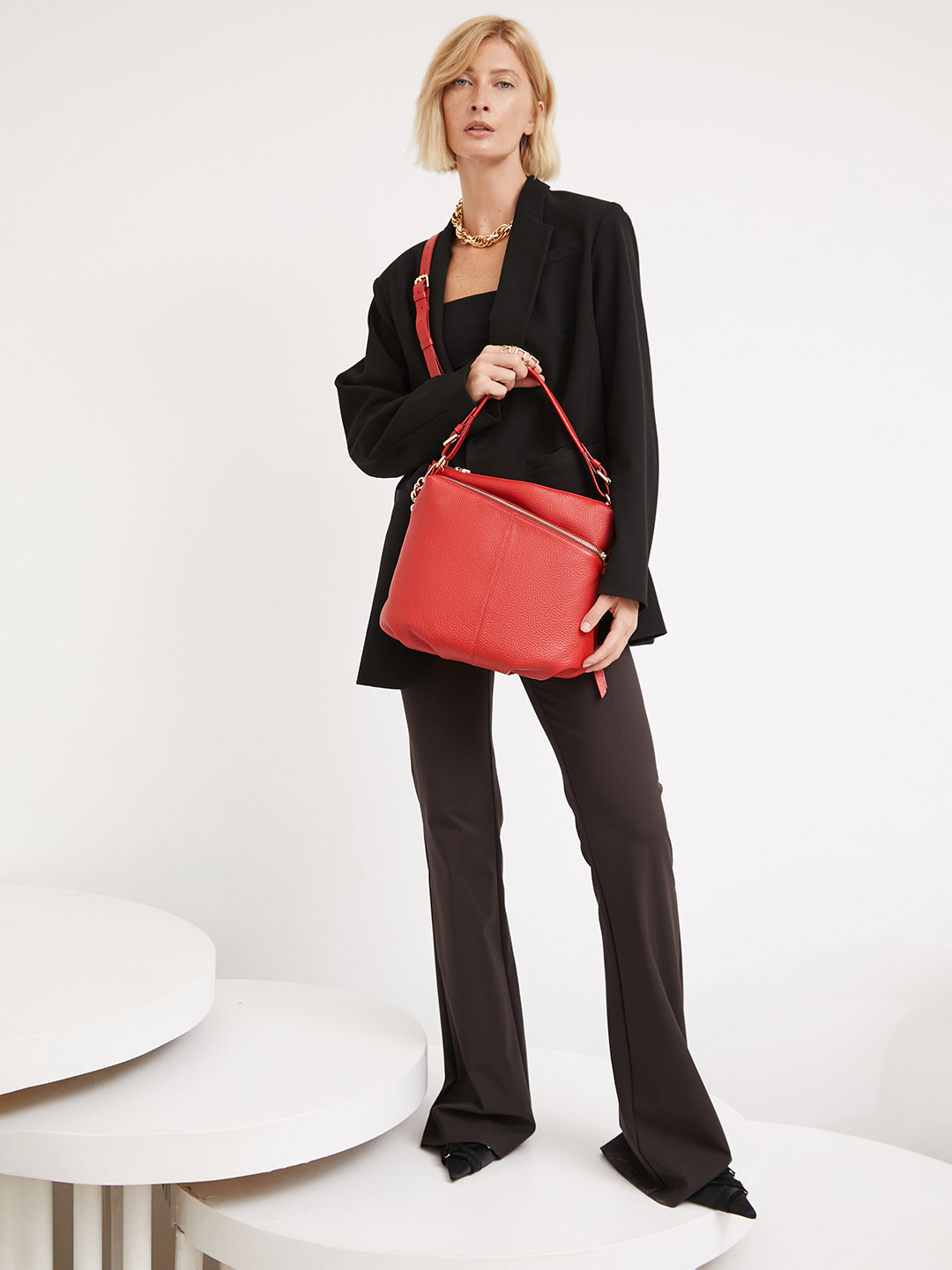 Сумка-хобо с длинными кожаными пуллерами и золотистой фурнитурой от KELLEN красного цвета