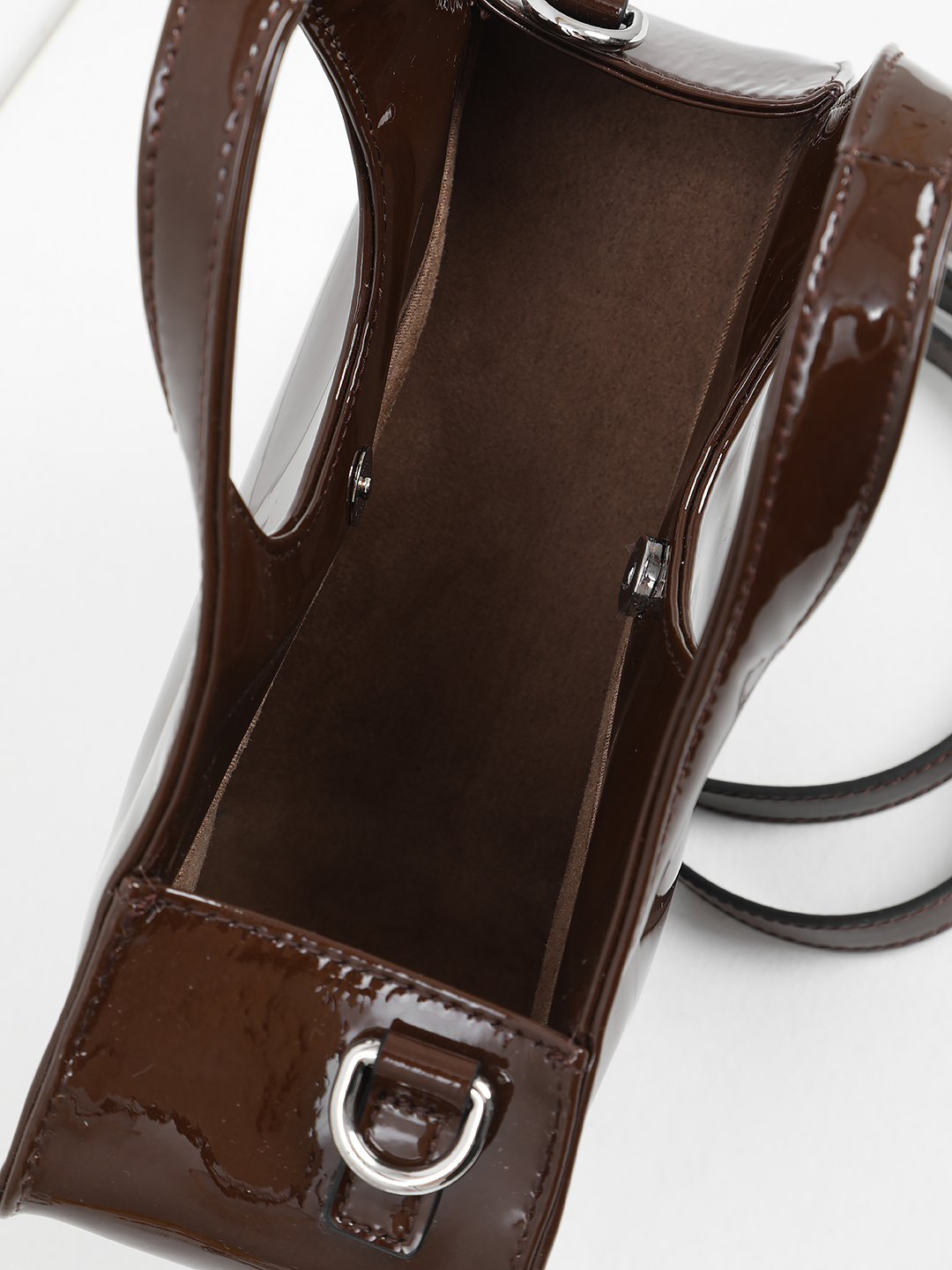 Лакированная сумка-треугольник с комбинированным ремнём-цепочкой от IVORY в коричневом оттенке