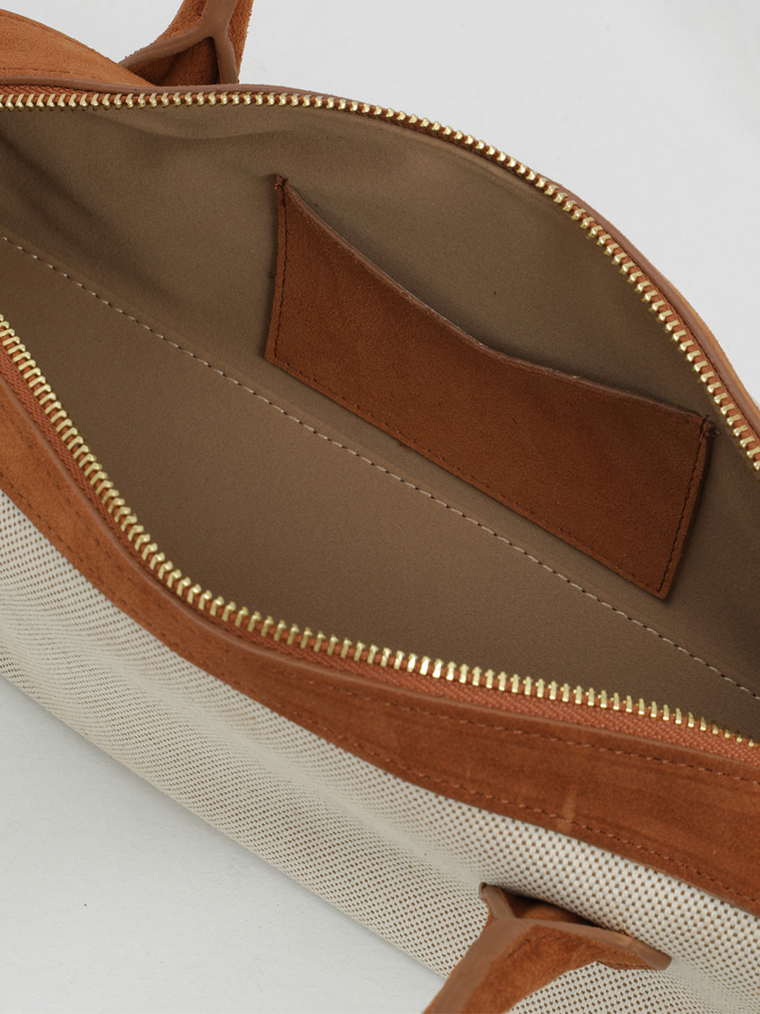 Сумка-багет с двумя длинными ручками от IVORY в сочетании ткани под лён и замши рыжего оттенка