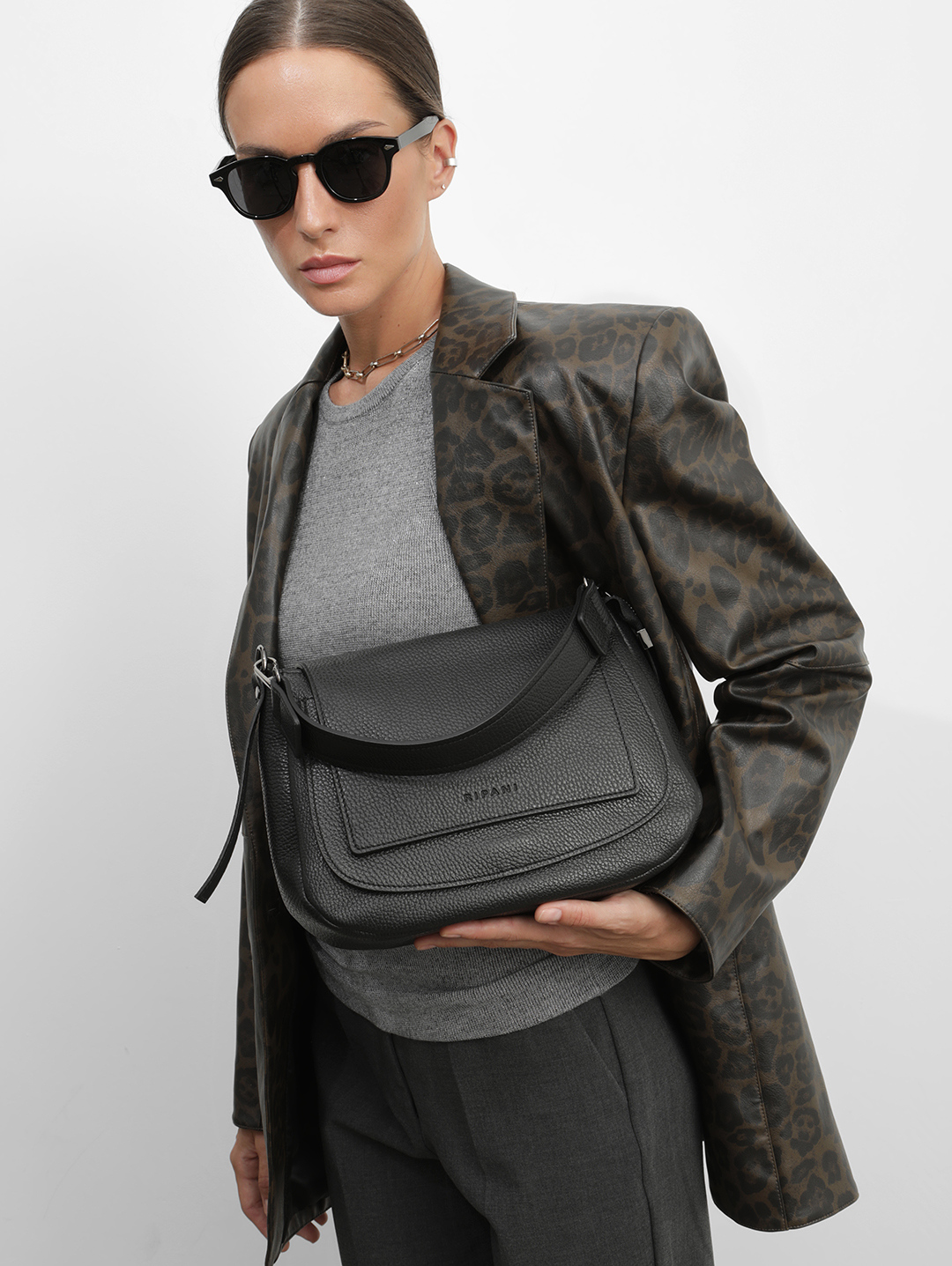 Чёрная сумка сэдл с квадратным клапаном со штампом от RIPANI