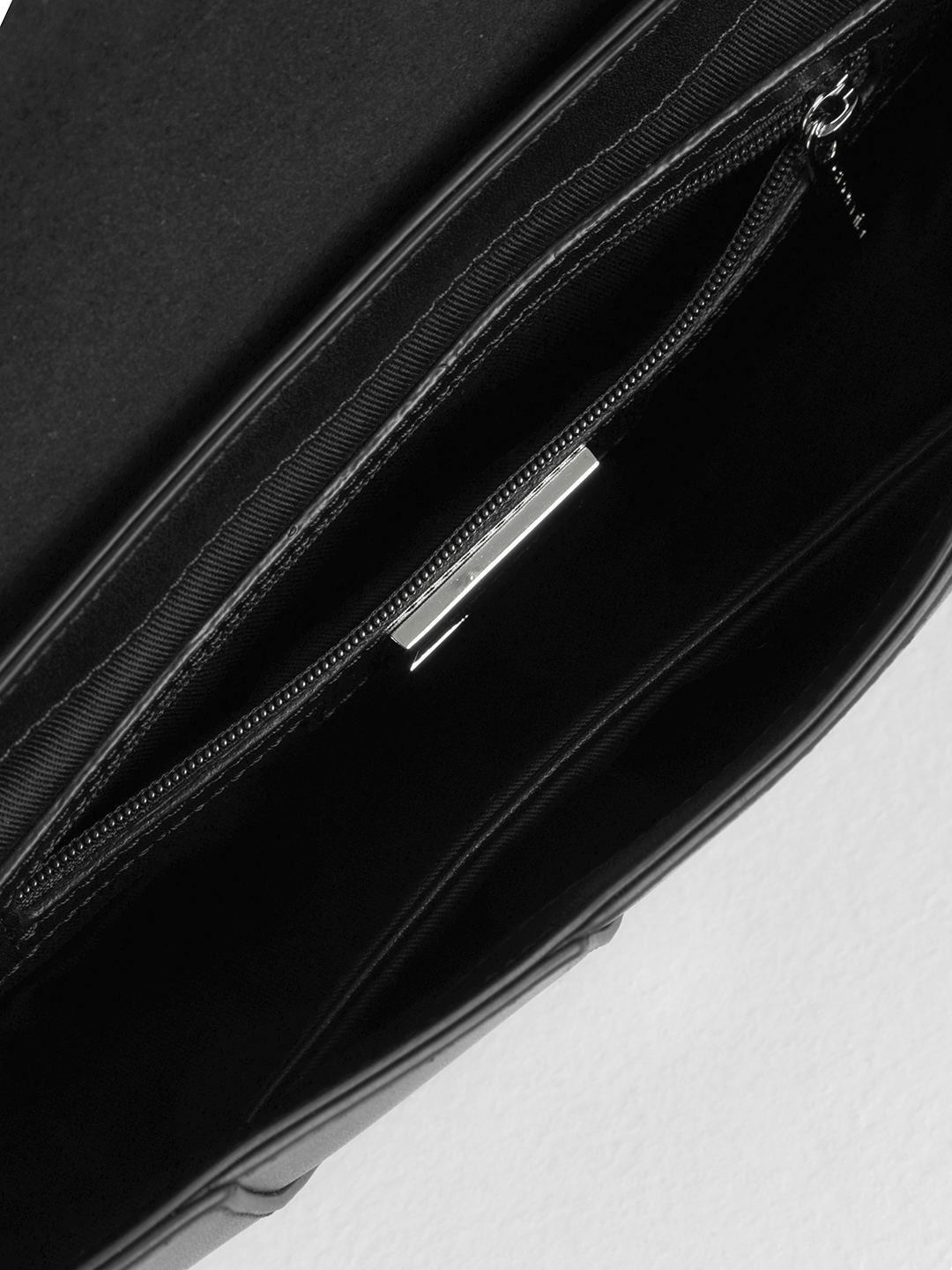 Чёрная сумка багет от бренда CROMIA в гладкой коже