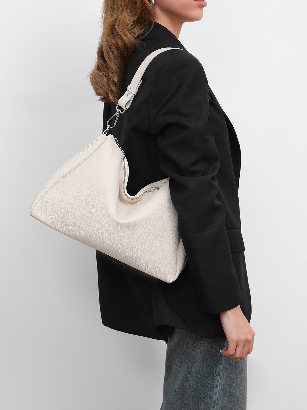 Бежевая сумка-хобо на плечо с фурнитурой серебристого оттенка от FOLLE