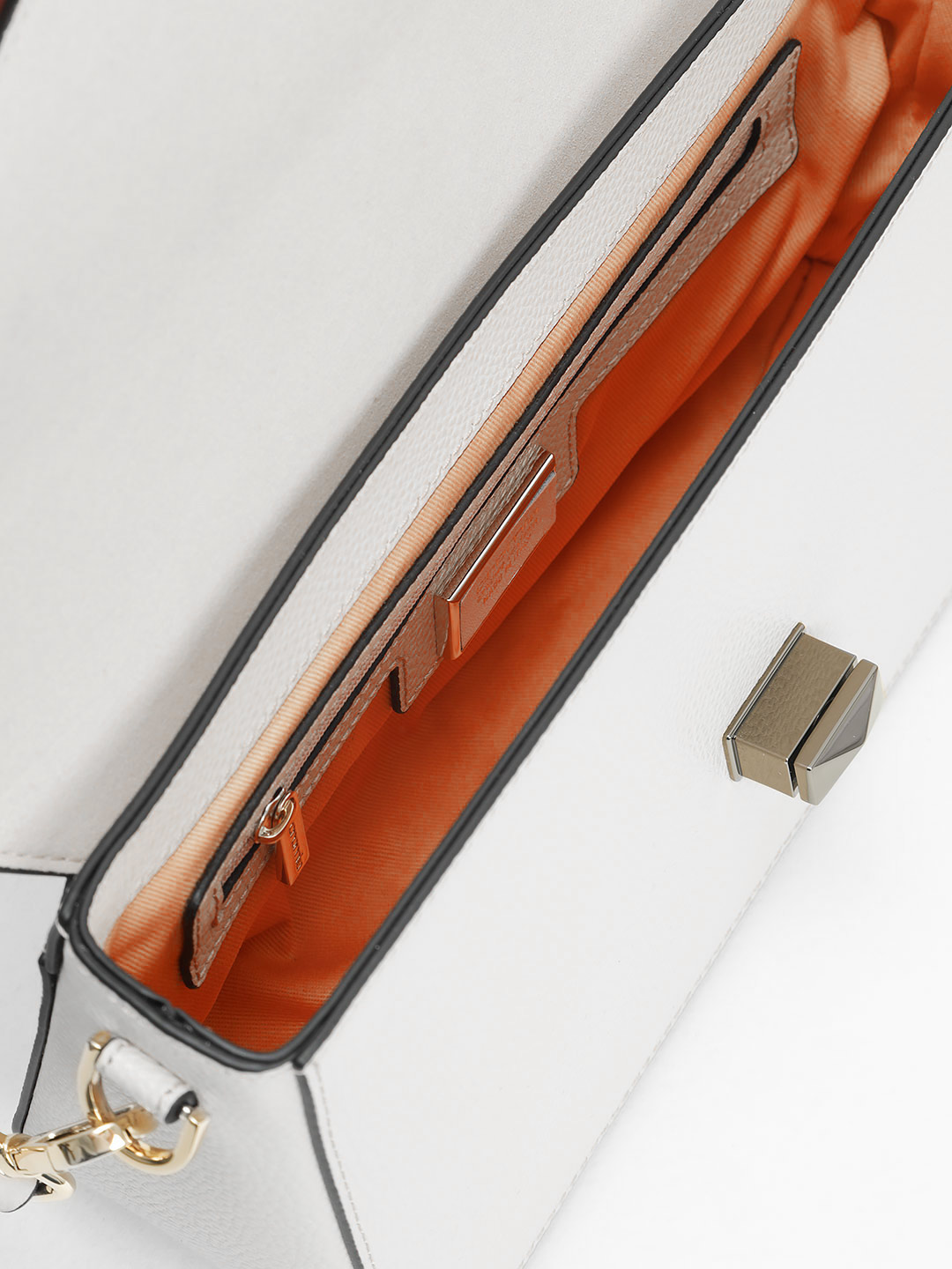 Небольшая сумка с треугольным клапаном и поворотным замком от Cromia из натуральной белой кожи