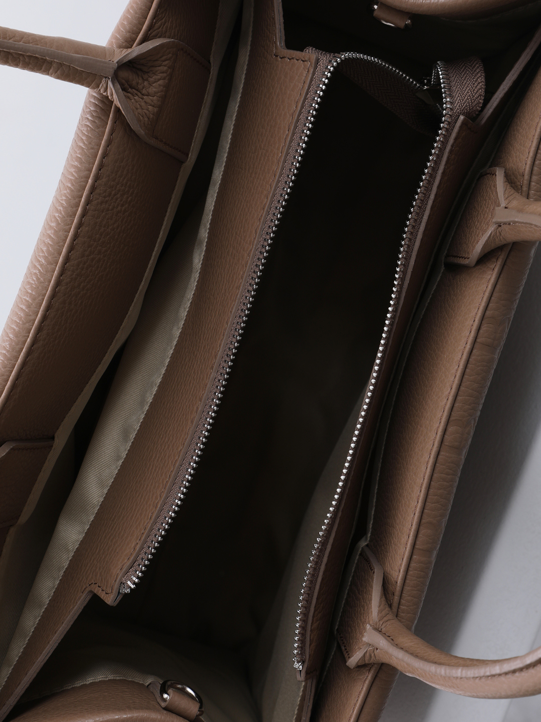 Классическая сумка с брендовым штампом Sara Burglar в ореховом оттенке