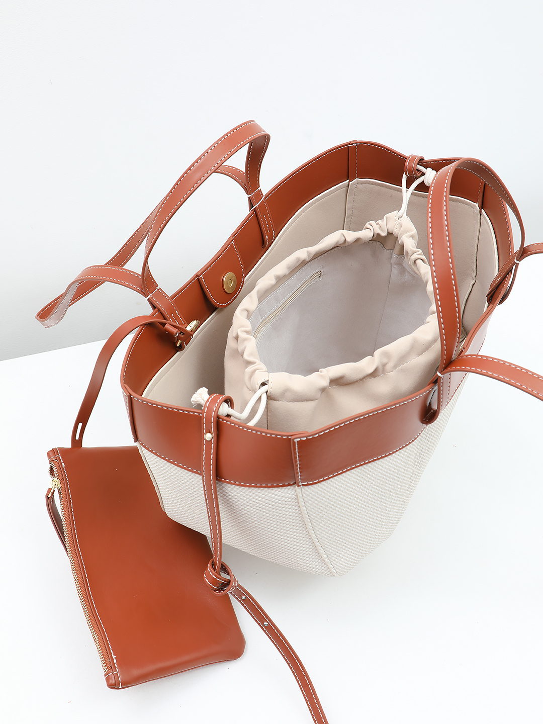 Сумка с двумя парами ручек и контрастными вставками от IVORY оттенка тауп