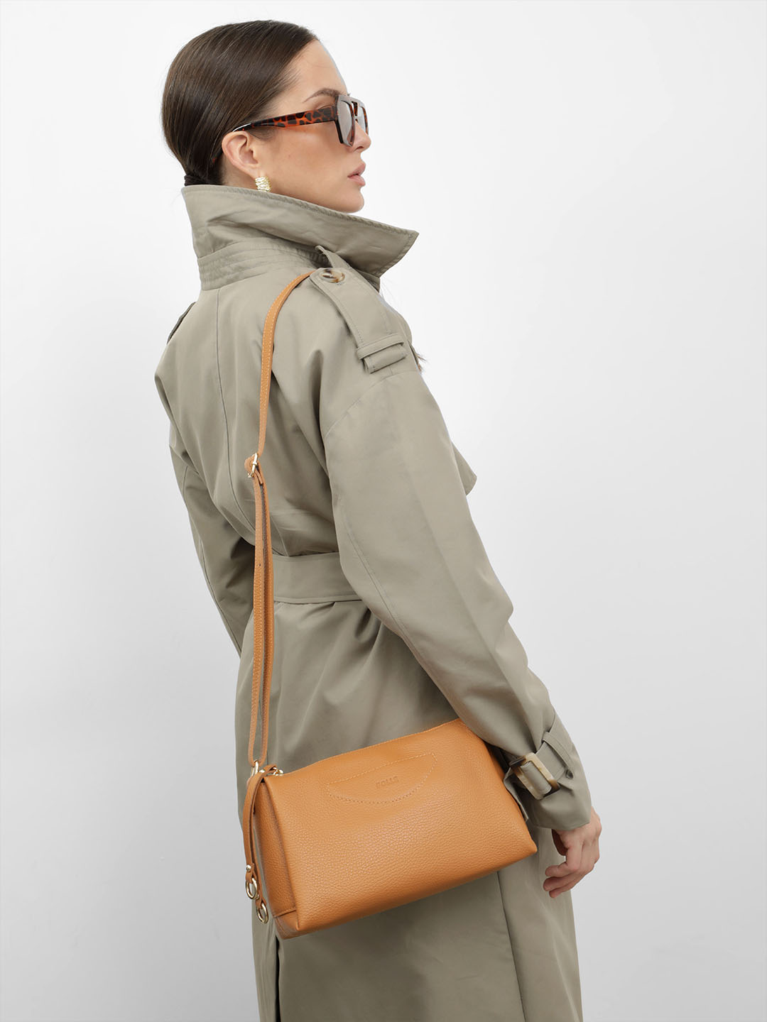 Кросс-боди с тремя отделениями и длинными пуллерами от FOLLE из кожи рыжего цвета