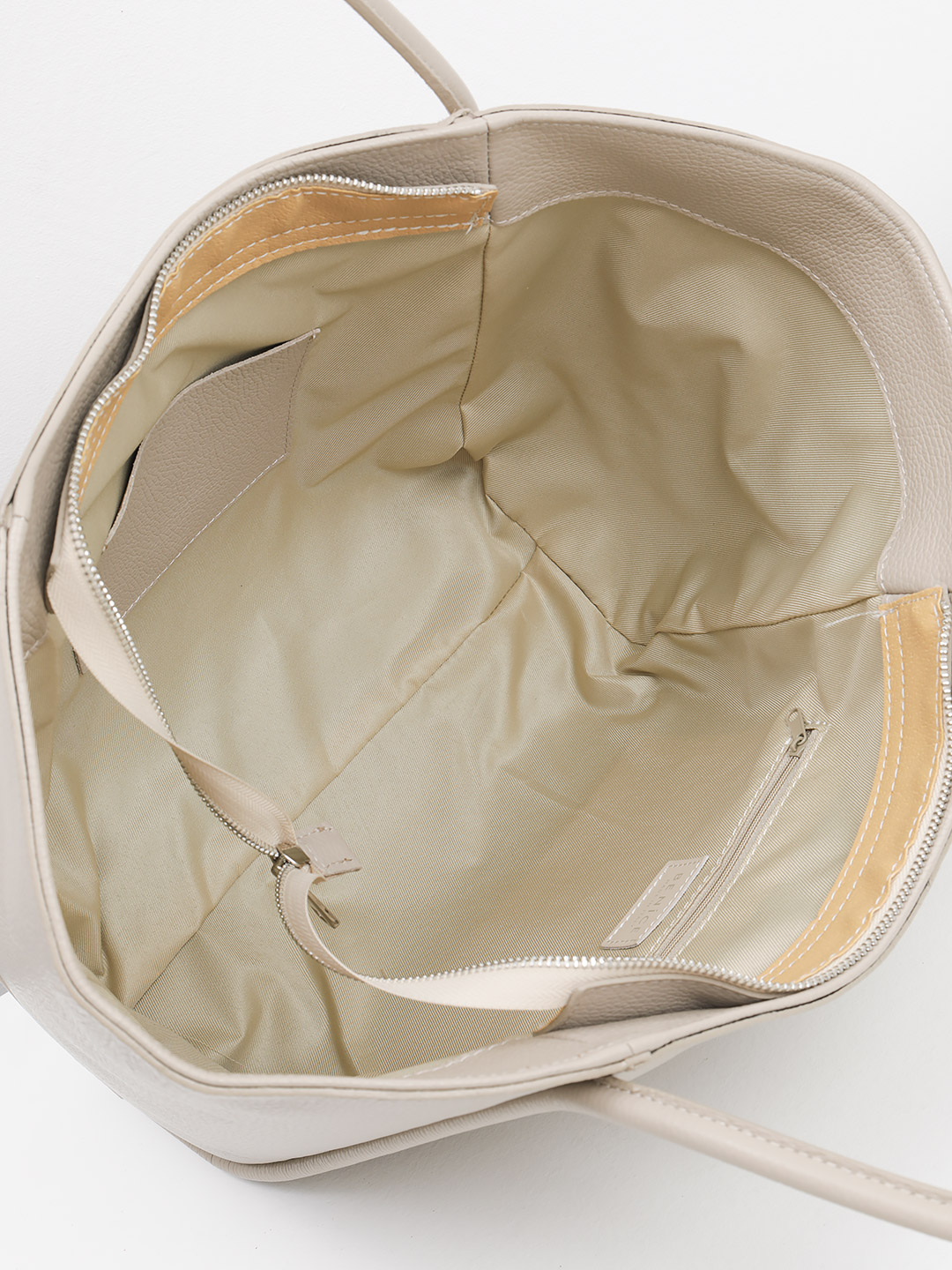 Шоппер трапециевидной формы от BE NICE из полужесткой натуральной кожи оттенка тауп