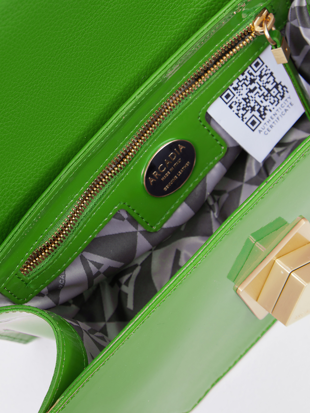 Минималистичная сумка-багет с длинной ручкой от ARCADIA из лаковой кожи нефритового оттенка