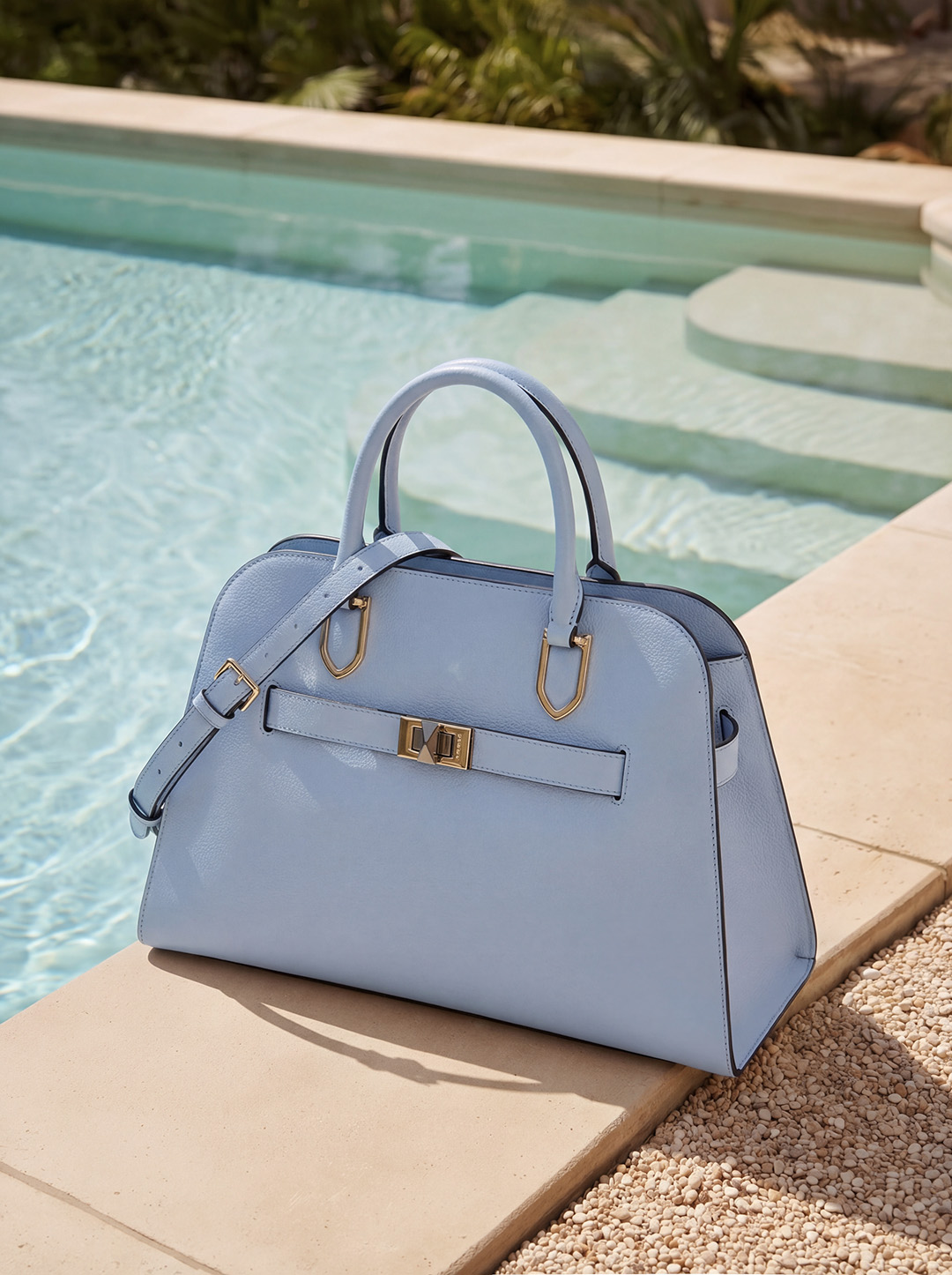 Классическая сумка трапециевидной формы от Cromia из натуральной кожи голубого цвета