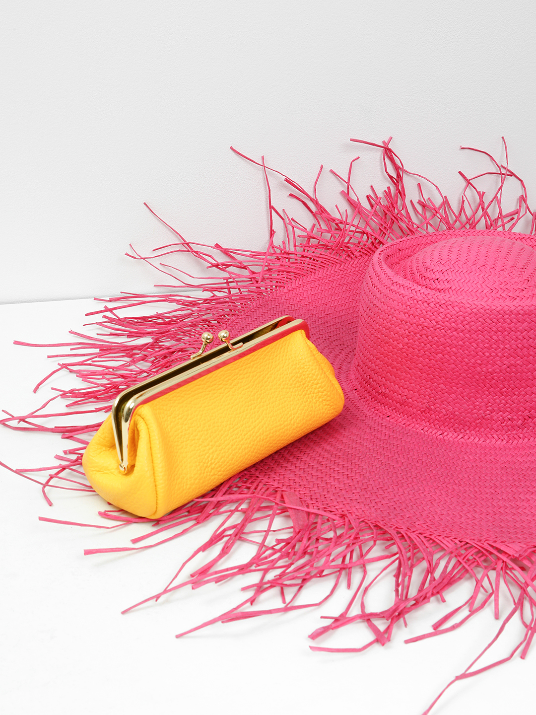 Косметичка-очечник с золотистой застёжкой-фермуаром в желтом оттенке giallo