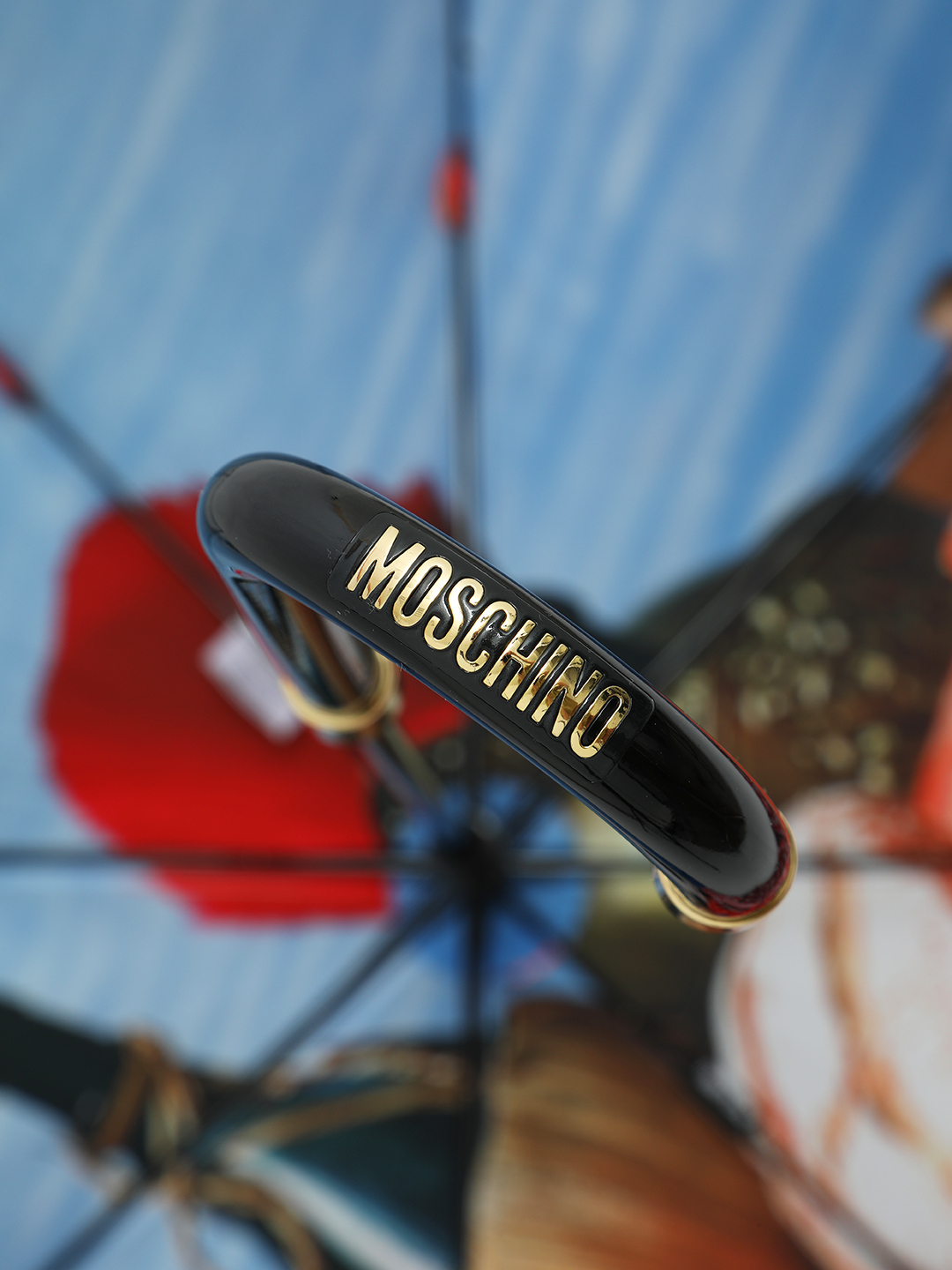 Зонт-трость с ярким морским принтом от MOSCHINO
