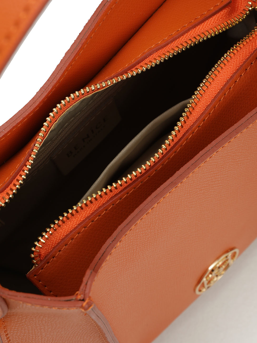 Однорукий тоут жесткой формы с декоративными складками и круглым логотипом от Be Nice из кожи оранжевого цвета