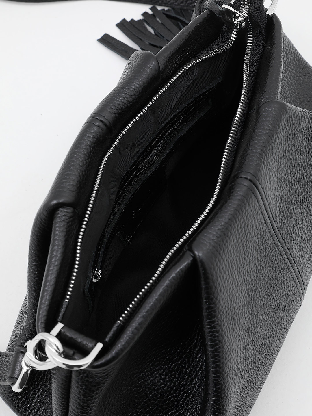 Клатч  с объемной кисточкой из натуральной кожи черного цвета от FOLLE