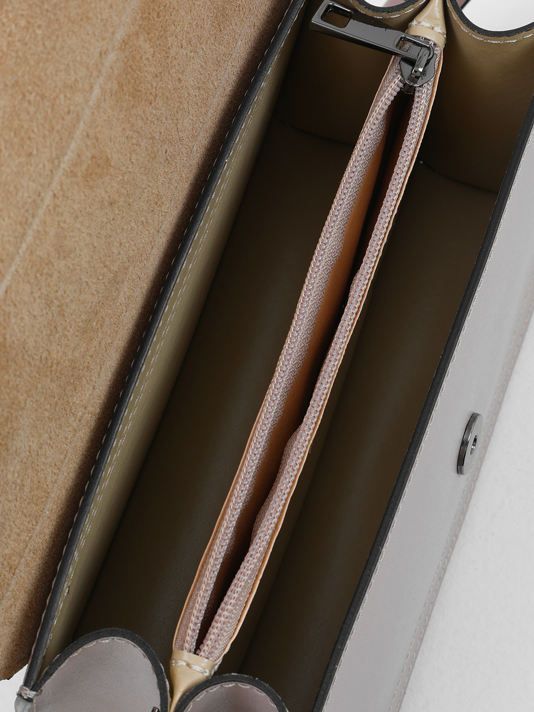 Прямоугольная кросс-боди "TIAMO" с металлической буквой "T" от BE NICE в оттенке капучино