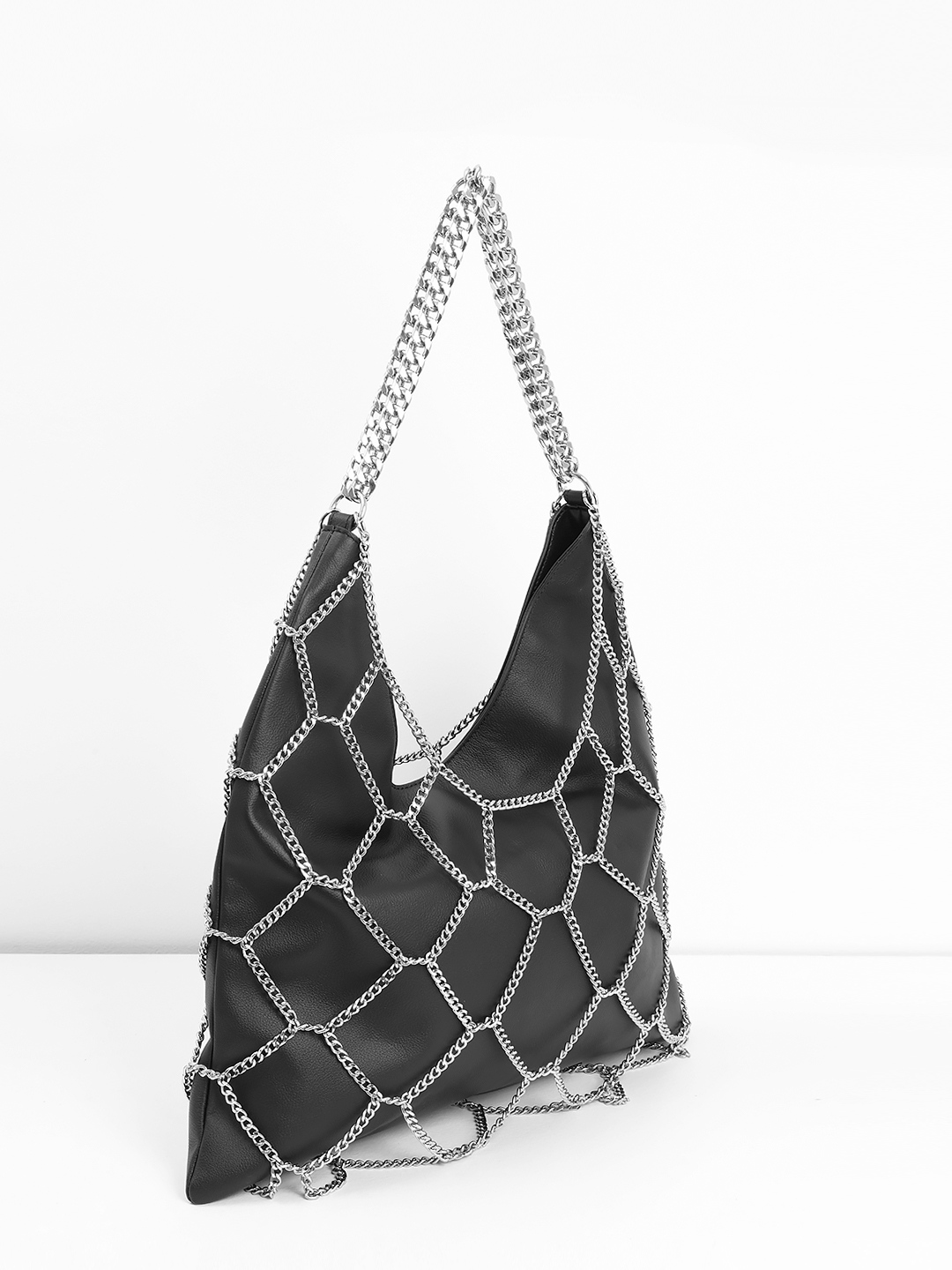 Сумка с серебристыми металлическими цепями от John Richmond в чёрном цвете