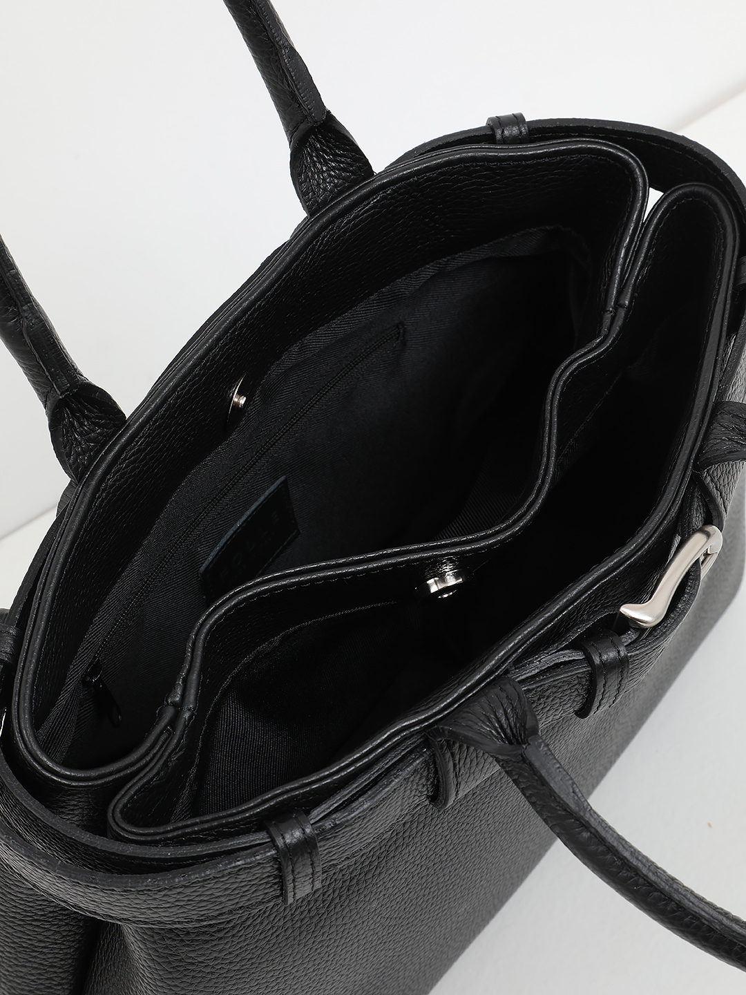 Чёрная сумка-тоут с декоративным чёрным ремнём от FOLLE