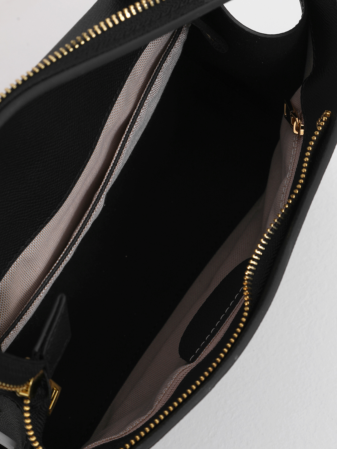 Чёрная сумка-сэтчел с металлической пряжкой золотого оттенка от IVORY