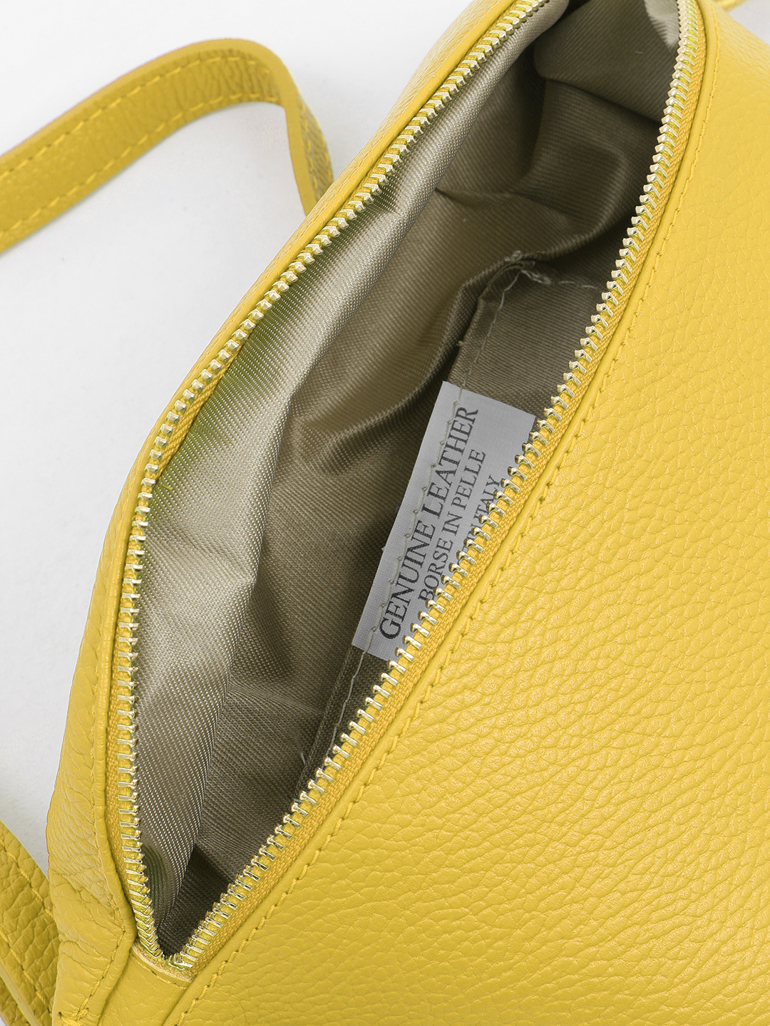 Полукруглая кросс-боди с золотистыми клёпками от FOLLE в жёлтом цвете