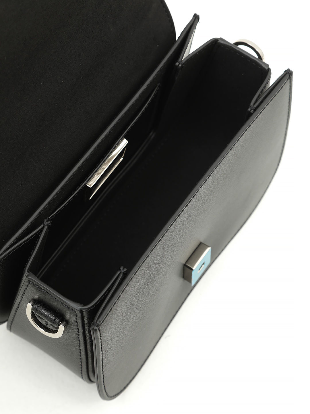 Кросс боди от Cromia в натуральной гладкой коже черного цвета с фирменной матовой металлической фурнитурой