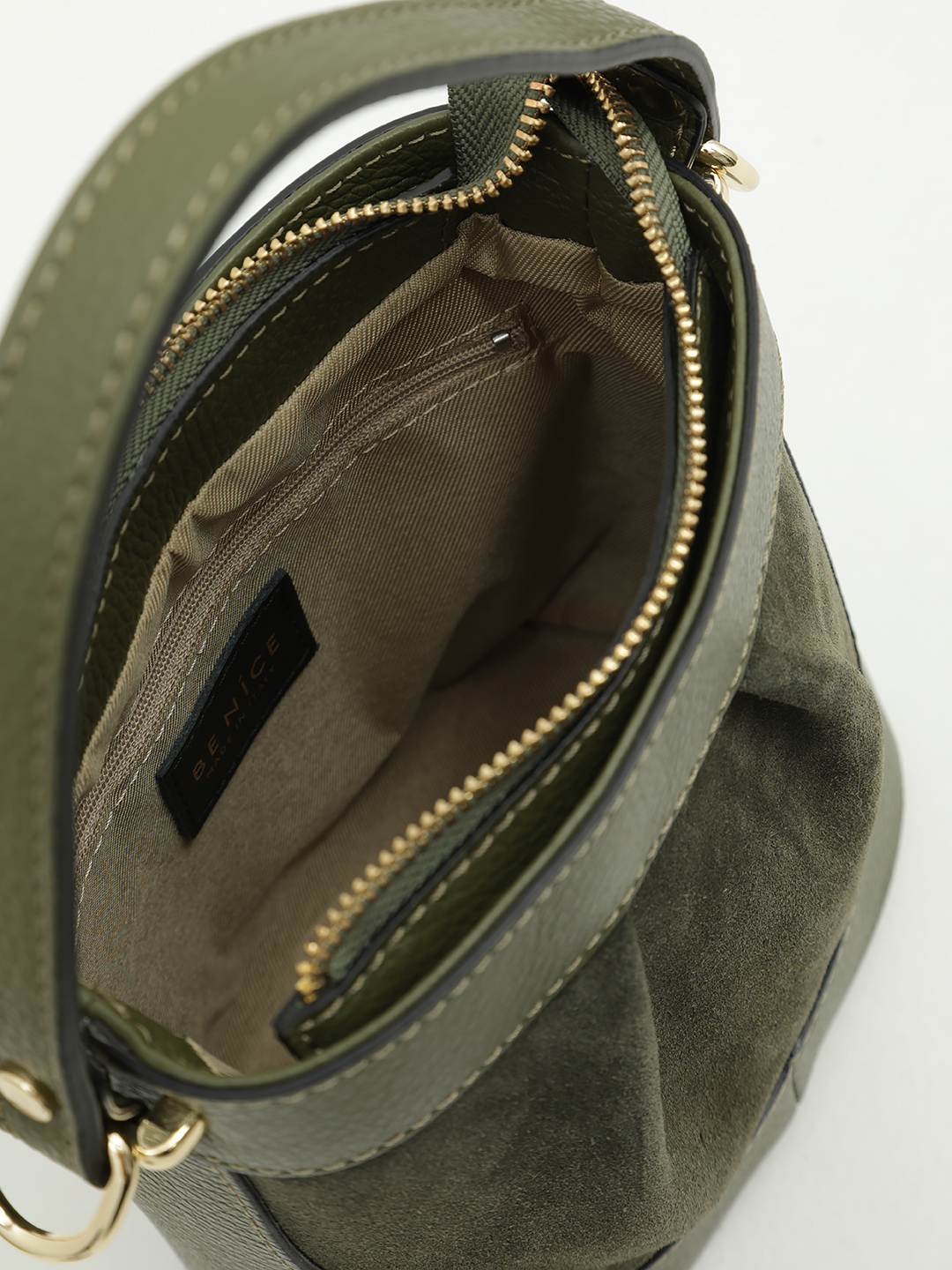 Небольшая сумка в зелёном цвете из натуральной кожи и замши от BE NICE