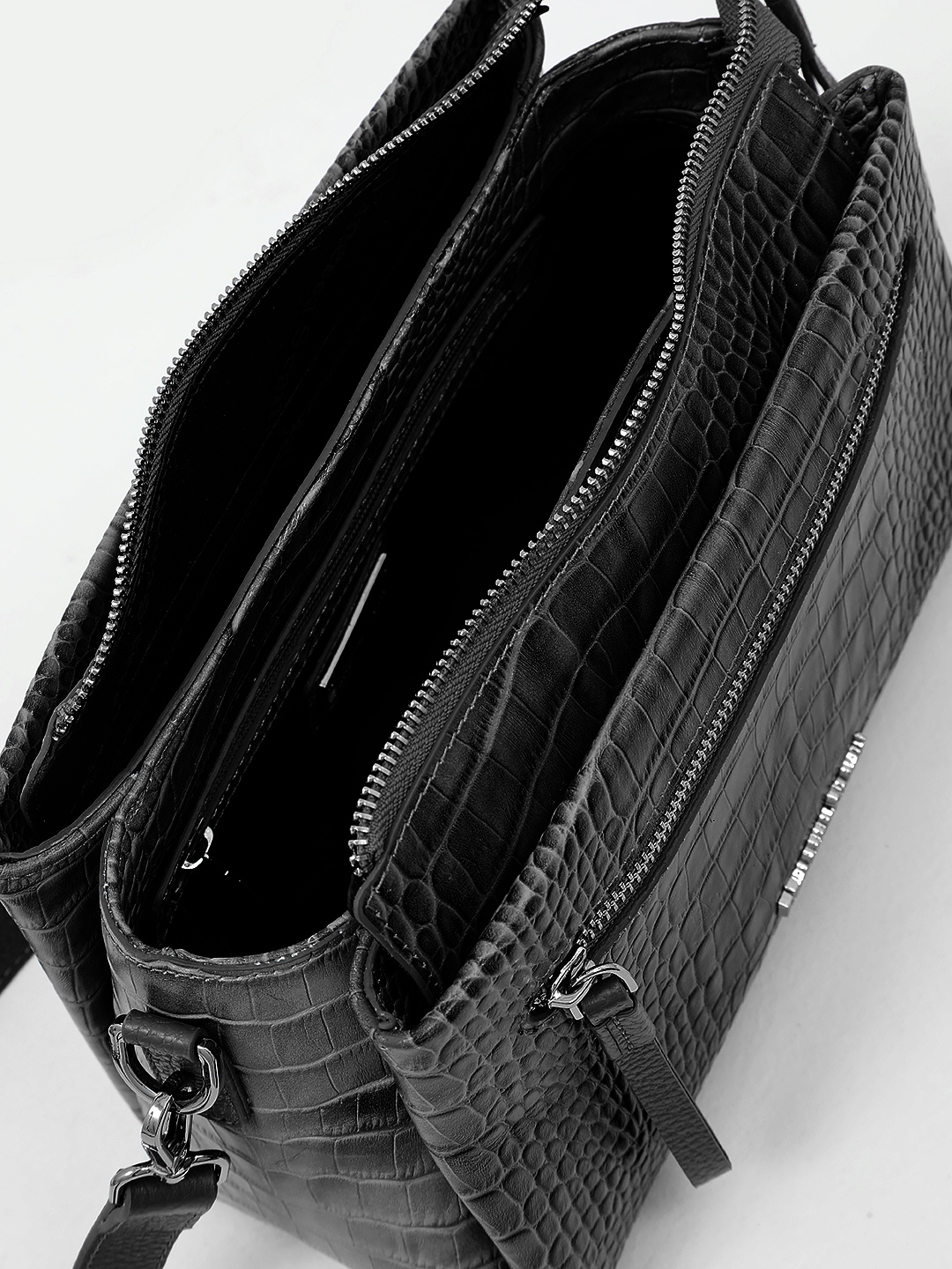 Прямоугольная кросс-боди с тремя отделениями от Vanessa Scani из кожи под крокодила чёрного цвета