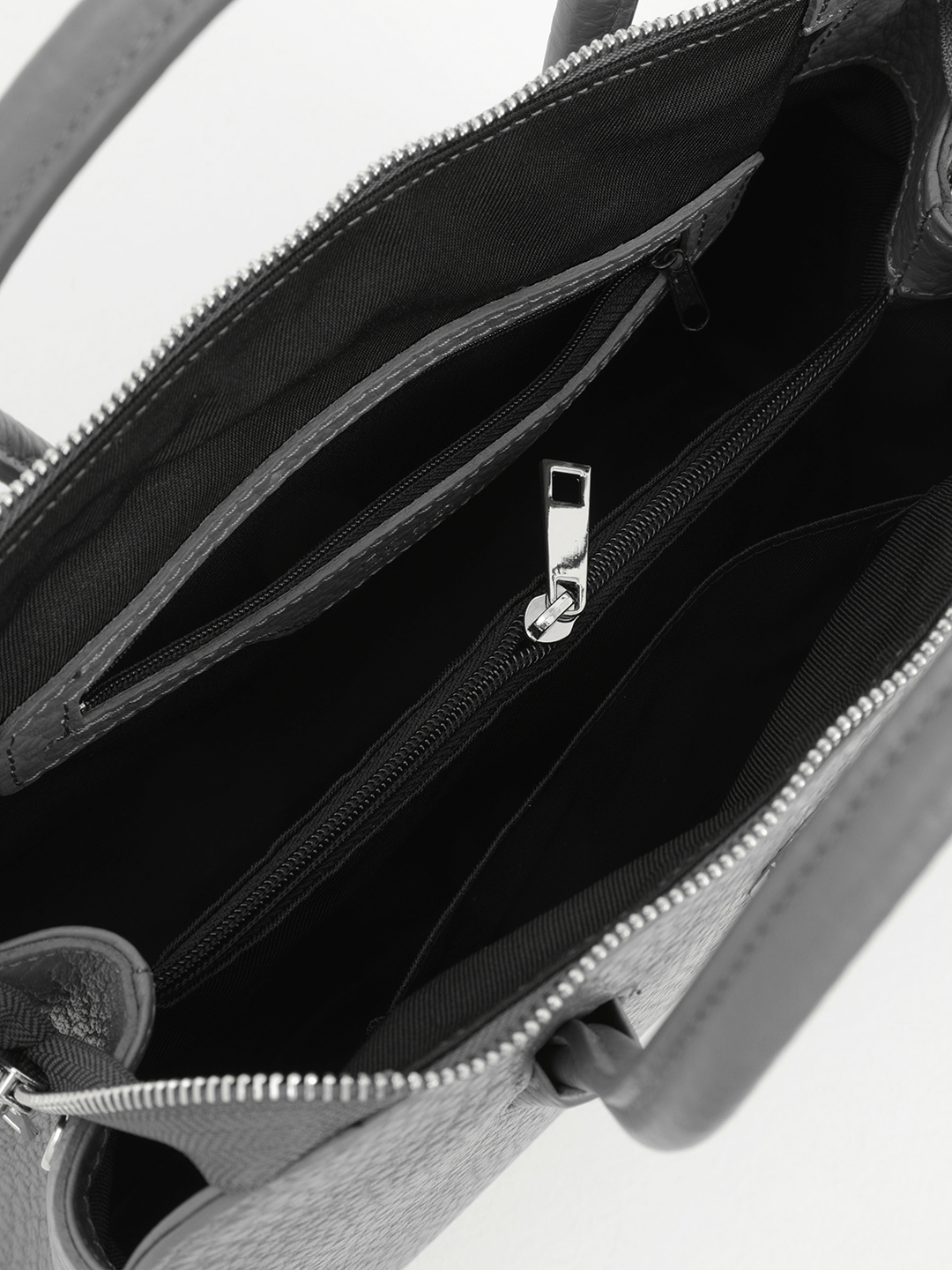 Сумка-тоут в размере М с круглой брендированной фурнитурой от FOLLE серого оттенка