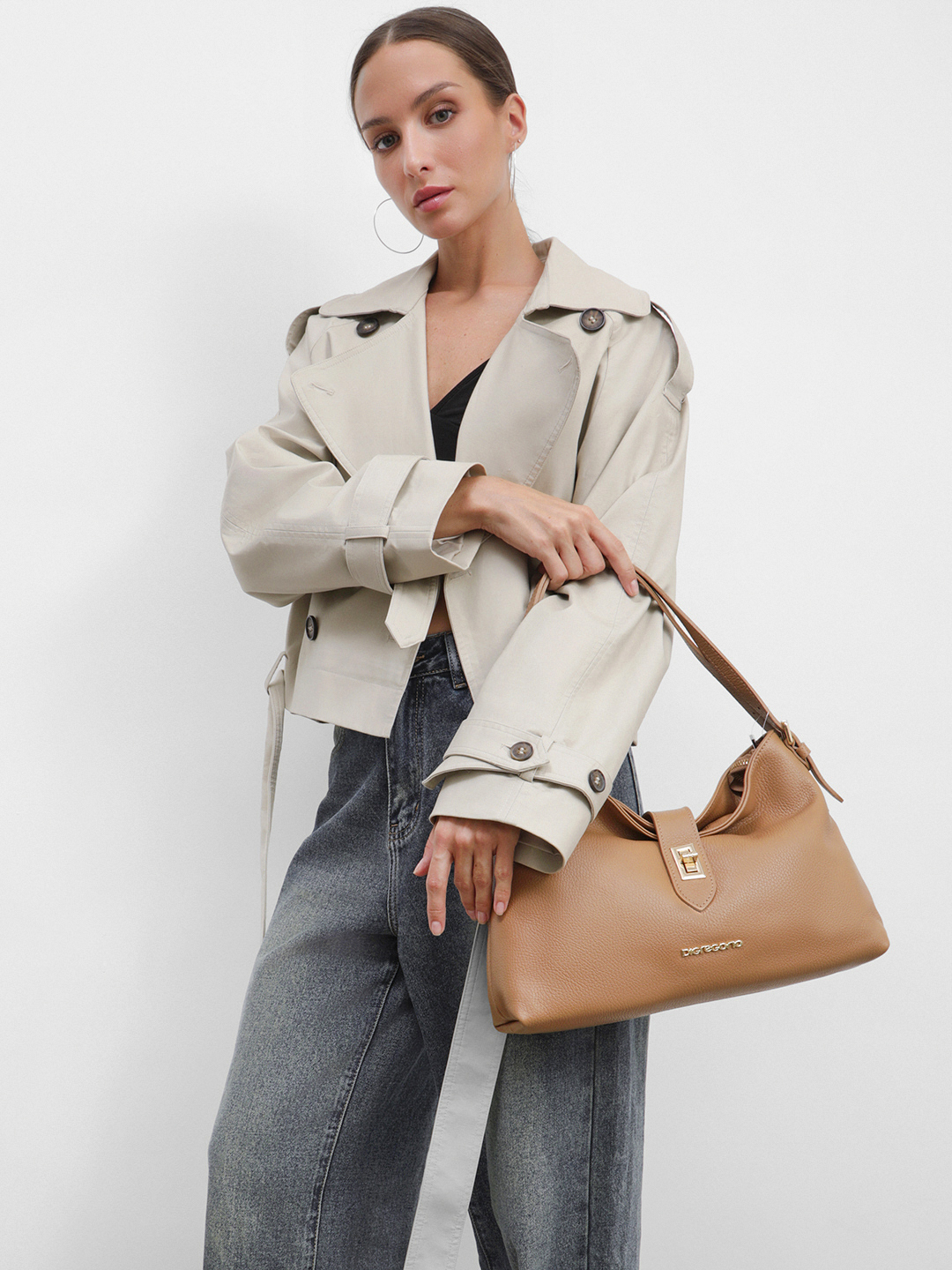 Компактный мешок с хлястиком на поворотной фурнитуре от Di Gregorio в карамельном цвете