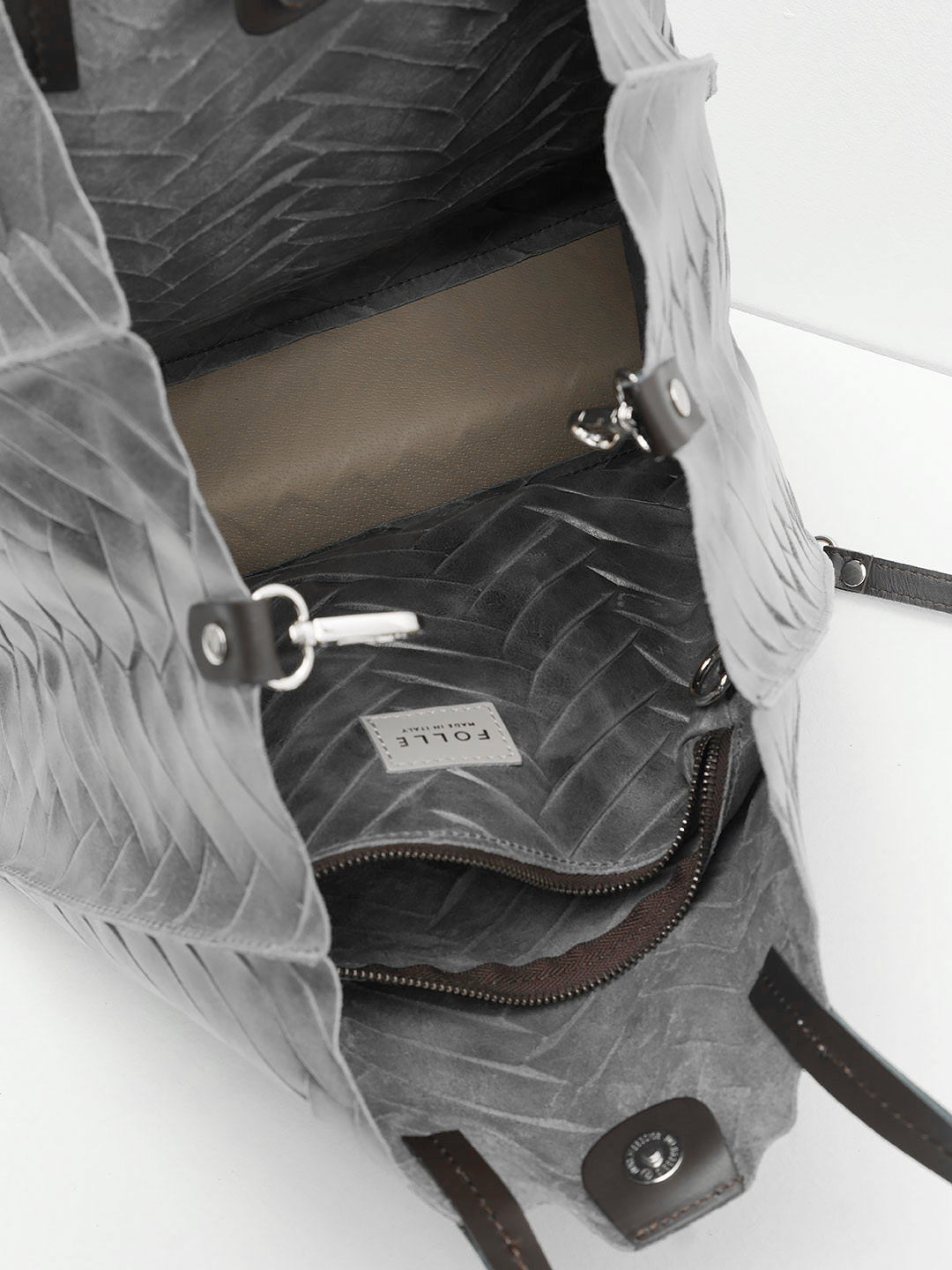 Большая сумка с тиснением и контрастной строчкой на ручках из кожи темно-серого цвета от FOLLE
