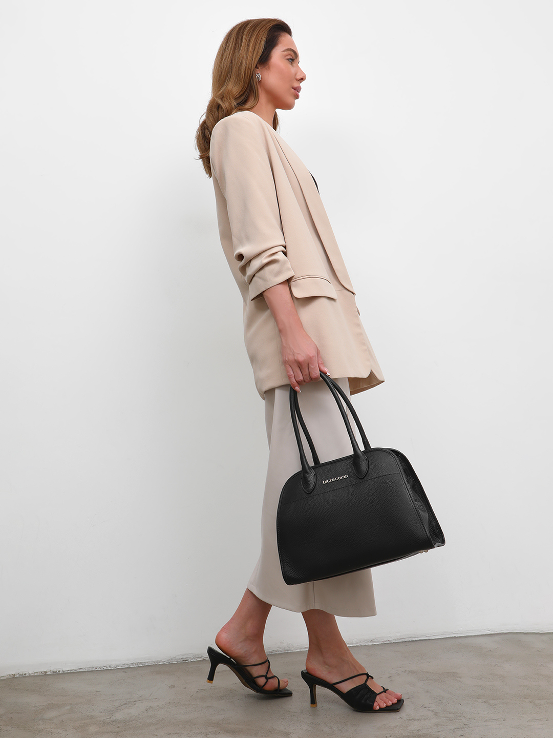 Классическая сумка с регулируемым ремнём от Di Gregorio в чёрном цвете