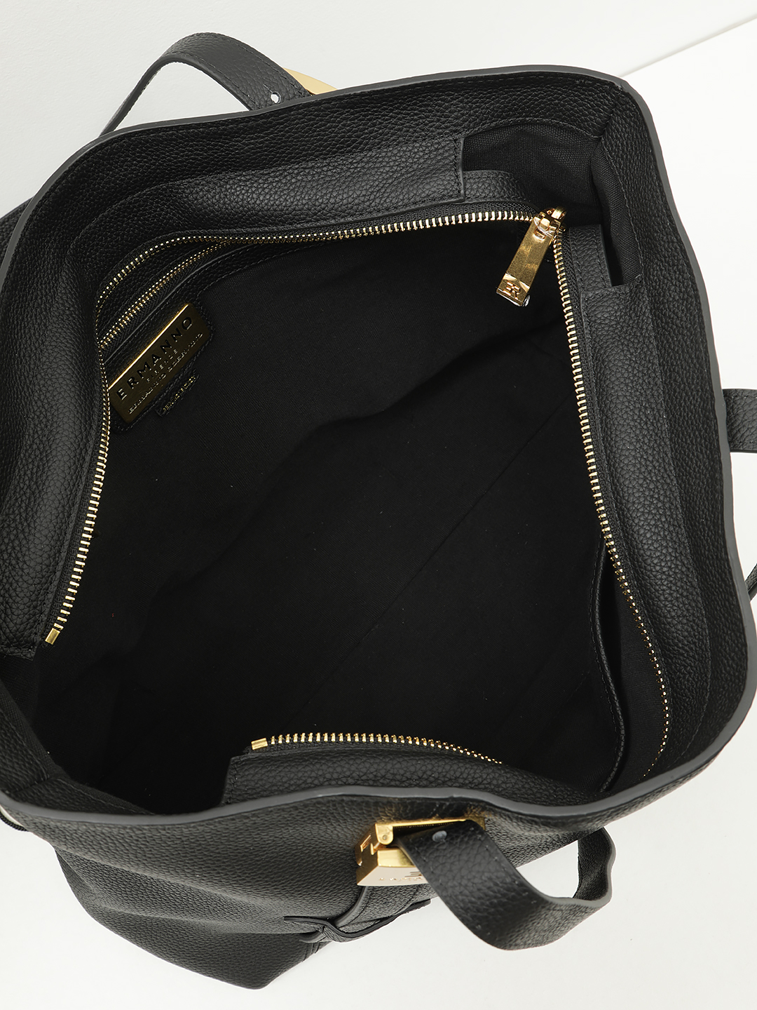 Классическая сумка от Ermanno Firenze из качественной натуральной кожи черного цвета