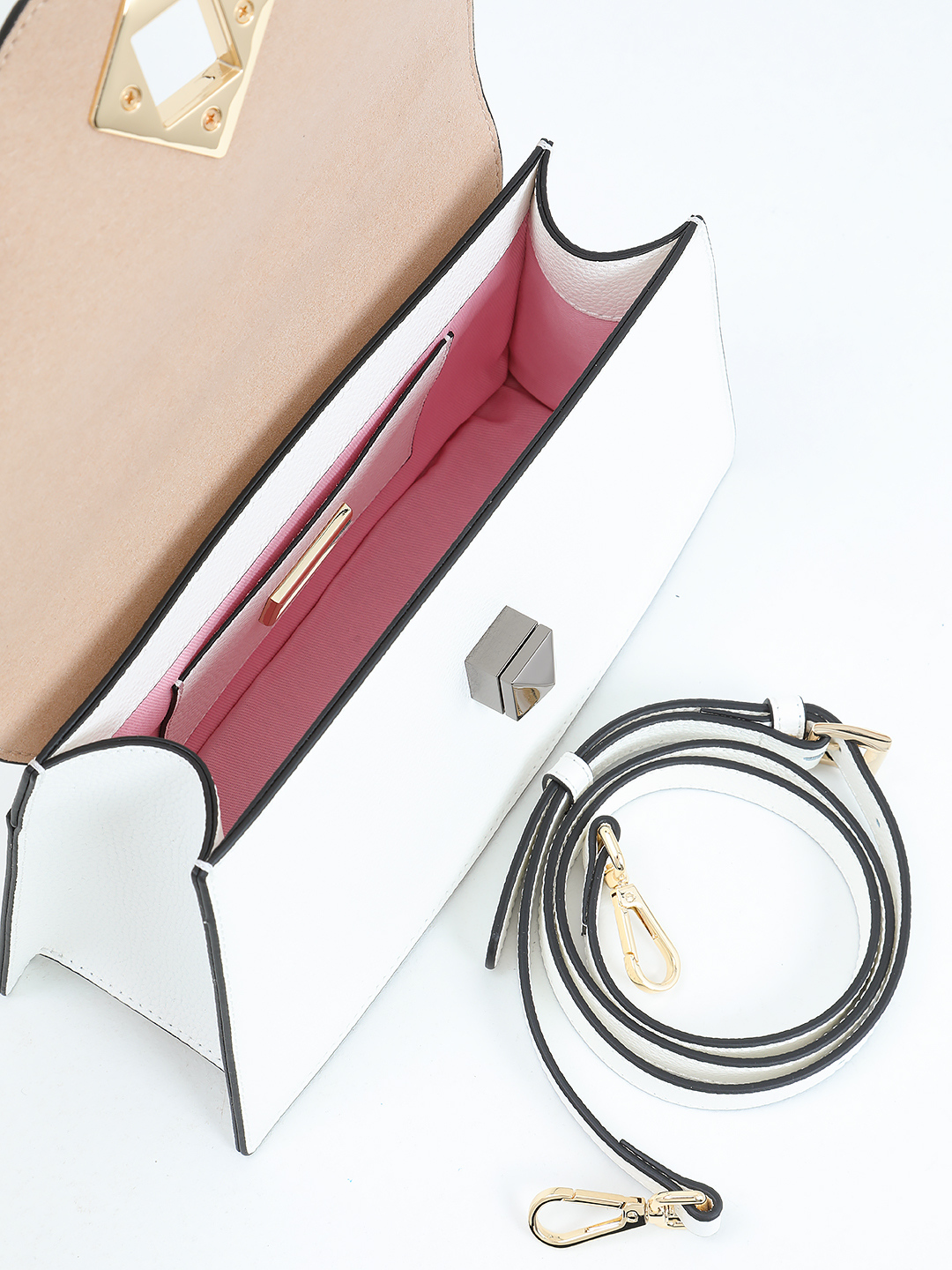 Кросс-боди на плечо с именной гравировкой на карабинах от CROMIA в белом цвете