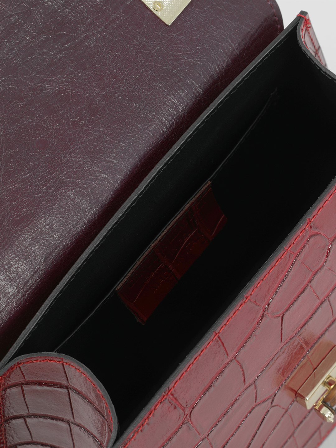 Сумка-сэтчел с поворотной фурнитурой от BE NICE из кожи под крокодила рубинового оттенка