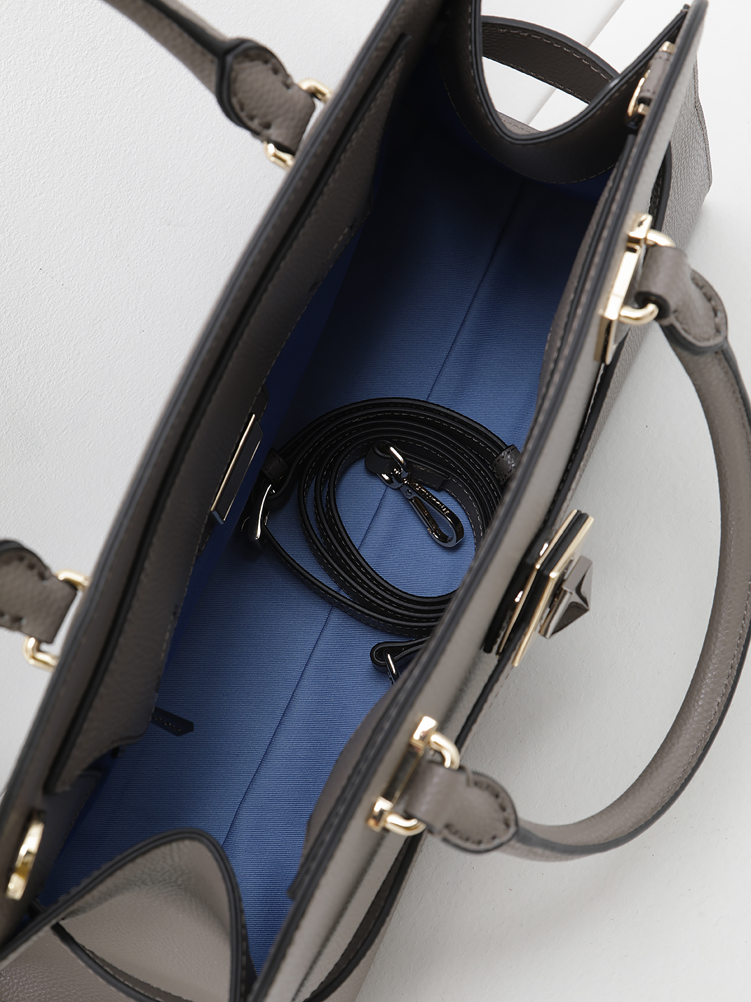 Тоут от Cromia в натуральной коже цвета тауп с золотой геометрической фурнитурой