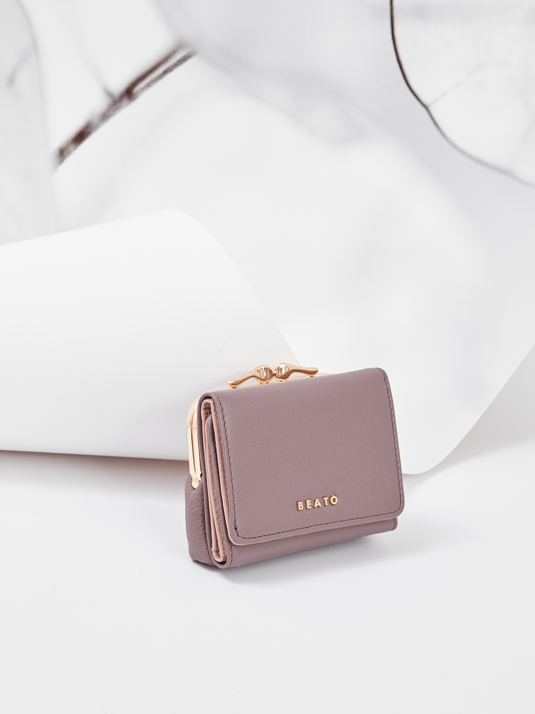 Сиреневый мини-кошелёк с золотистой фурнитурой и застёжкой-фермуаром от Alessandro Beato