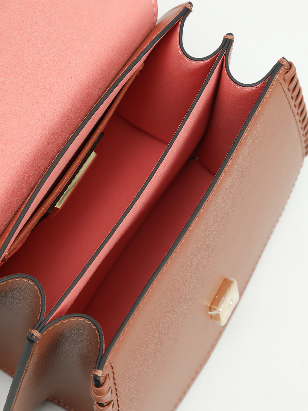 Небольшая сумка с клапаном от Cromia с плетеной ручкой и декоративными кистями из кожи рыжего оттенка