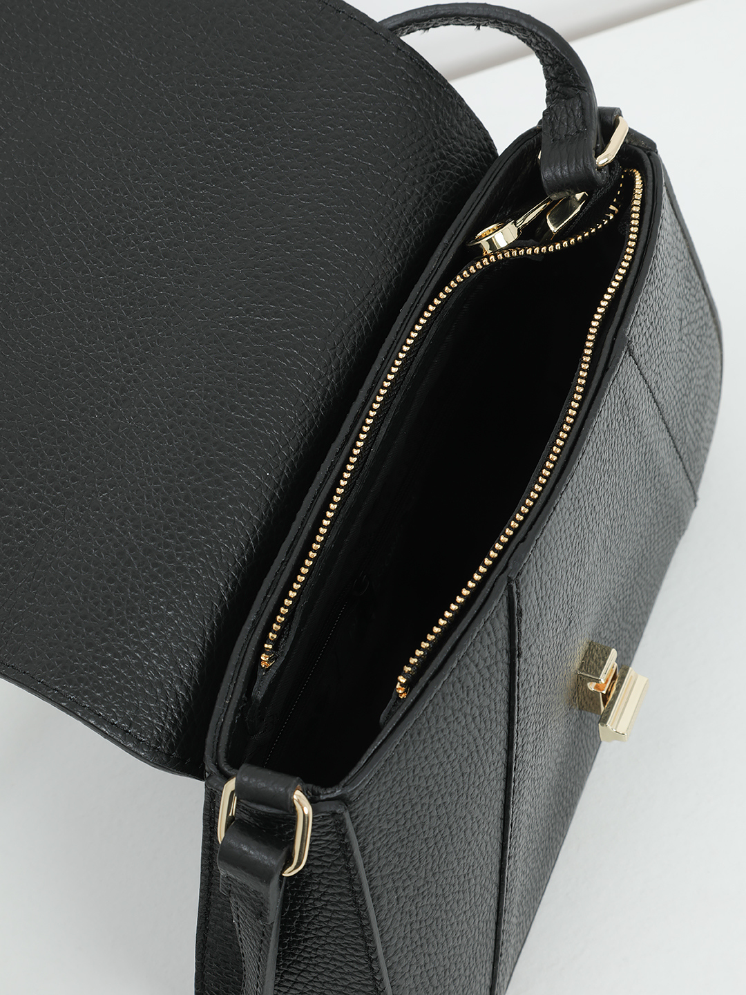 Кросс-боди на плечо с металлическими буквами Di Gregorio в чёрном цвете