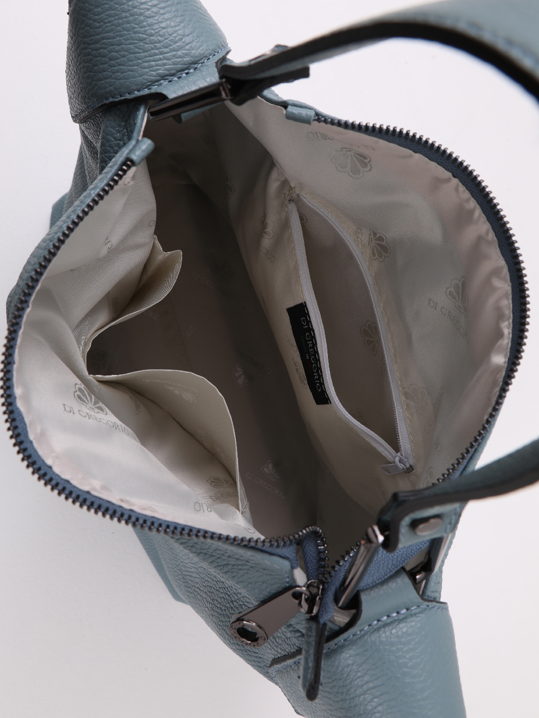 Сумка с круглой пряжкой и металлическими буквами Di Gregorio серо-голубого оттенка avio