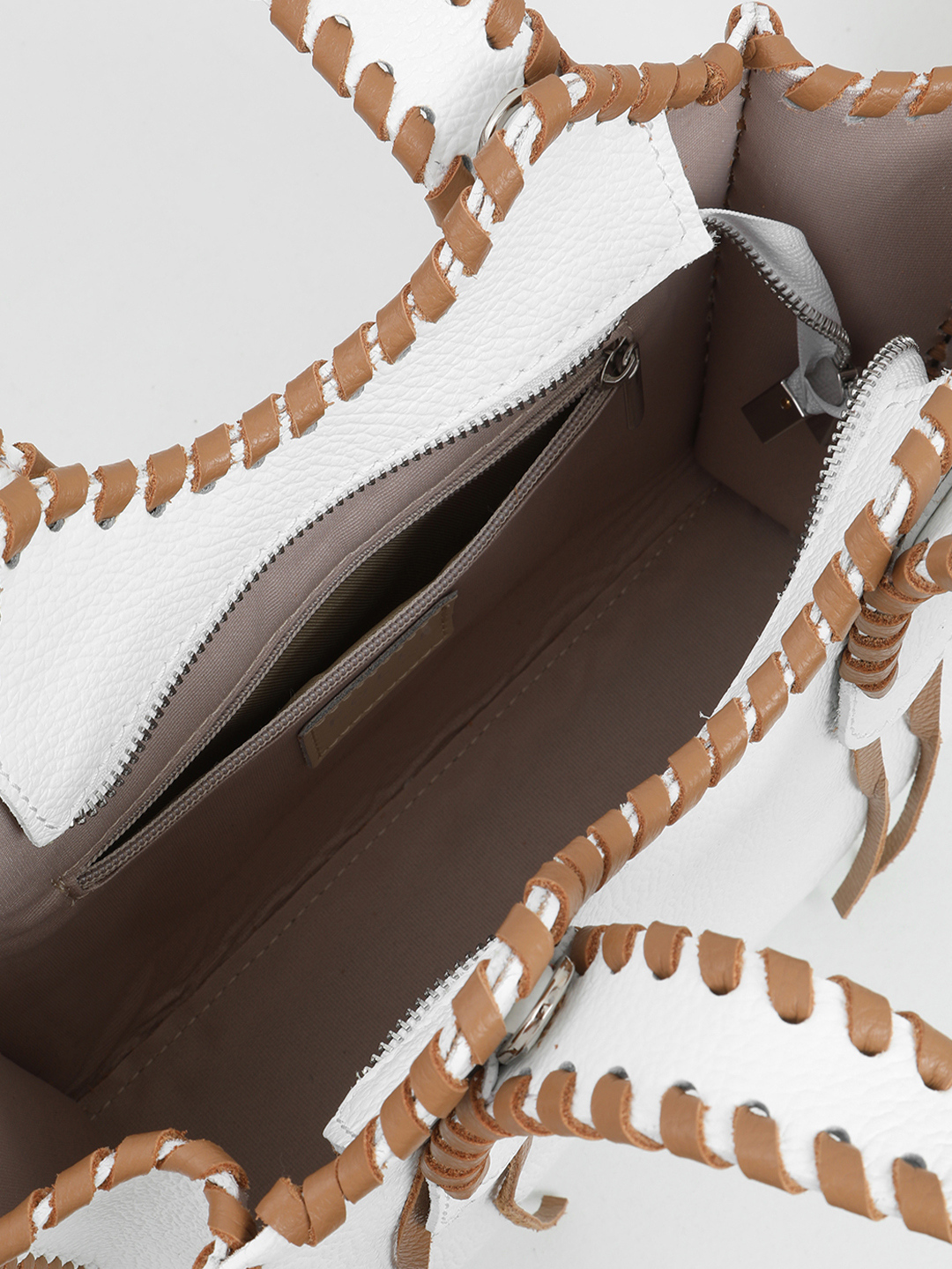 Небольшой шоппер в белом цвете с коричневой боковой строчкой от FOLLE