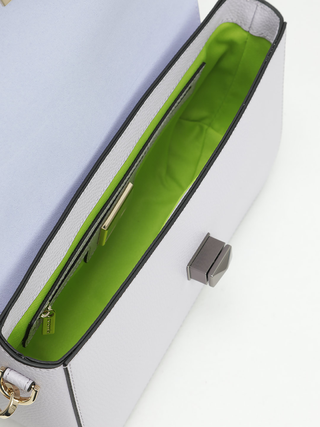 Небольшая сумка с треугольным клапаном и поворотным замком от Cromia из натуральной сиреневой кожи