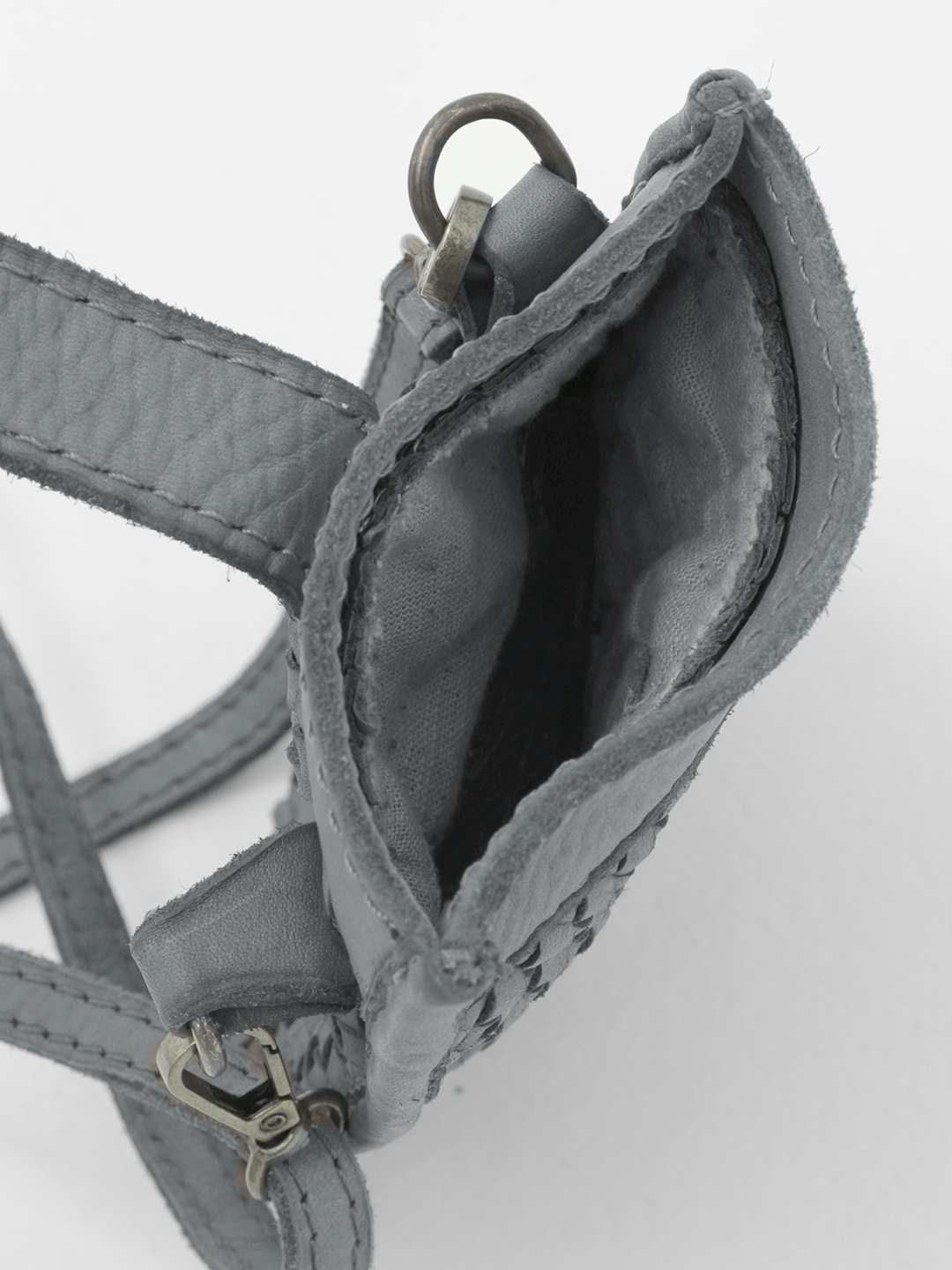 Мини сумка для телефона из винтажной кожи с плетением в сером оттенке от FOLLE