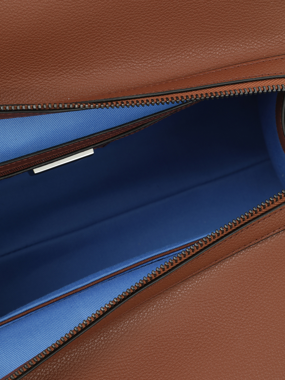 Небольшой тоут ALEXANDRA из натуральной кожи с пряжками от CROMIA в оттенке  mandorla