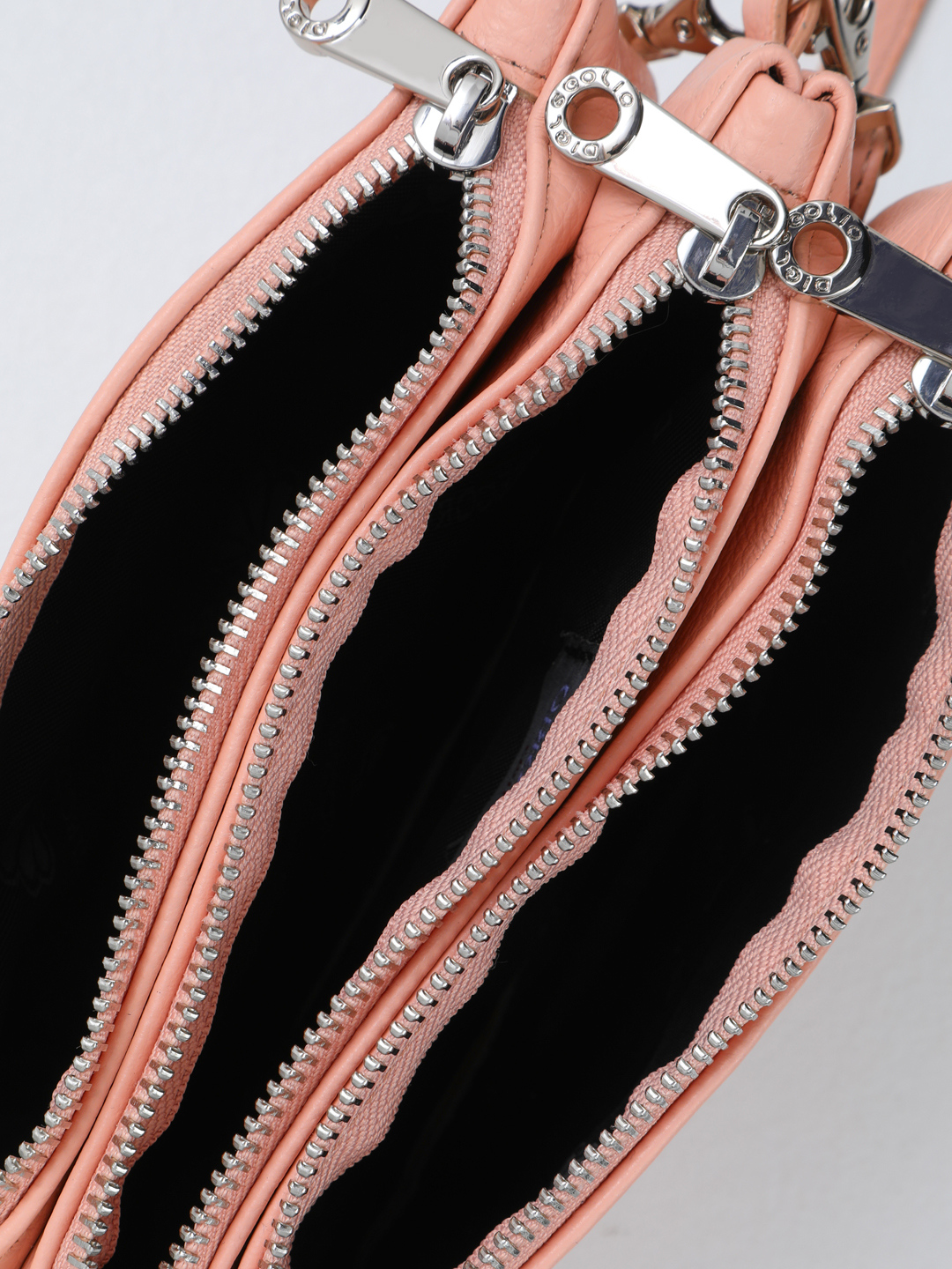 Кросс-боди с тремя отделениями на молнии и дополнительной ручкой-цепью в пудровом цвете от Di Gregorio