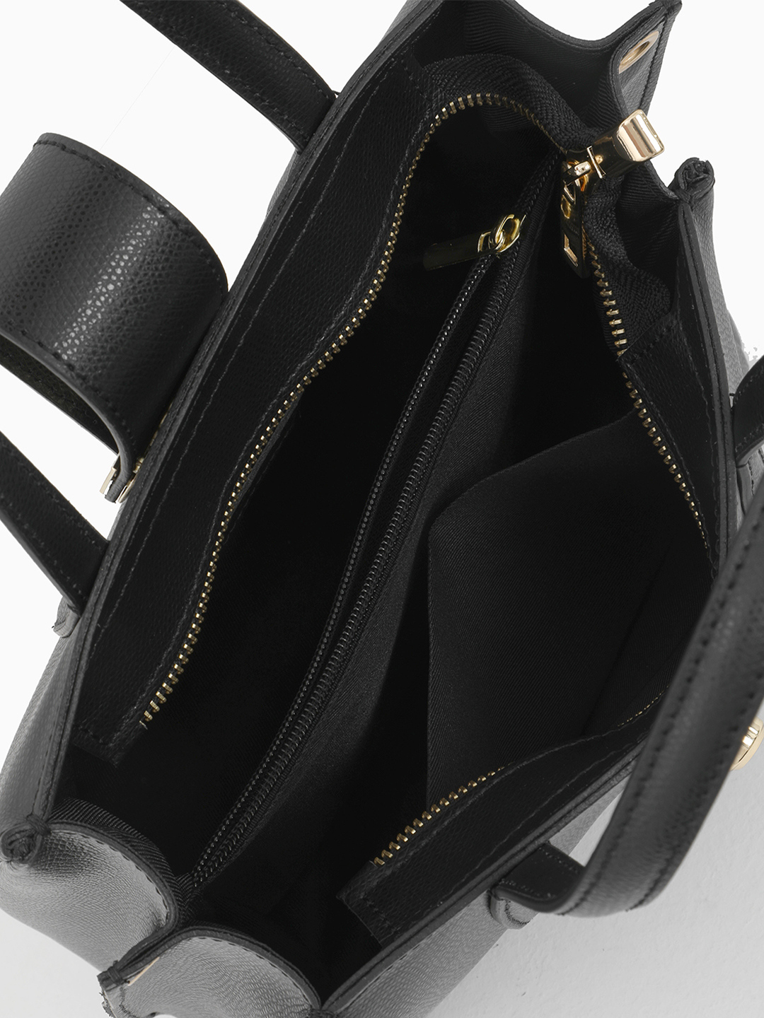 Сумка-тоут с золотистой фурнитурой в виде кольца от FOLLE из кожи чёрного цвета