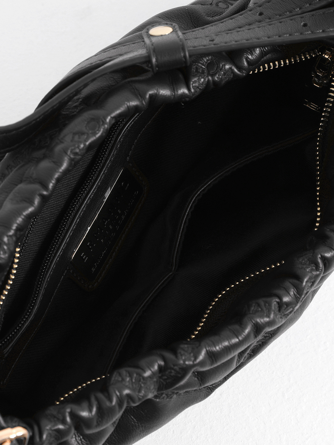 Чёрная сумка-хобо в размере М с брендированной стёжкой от ERMANNO FIRENZE