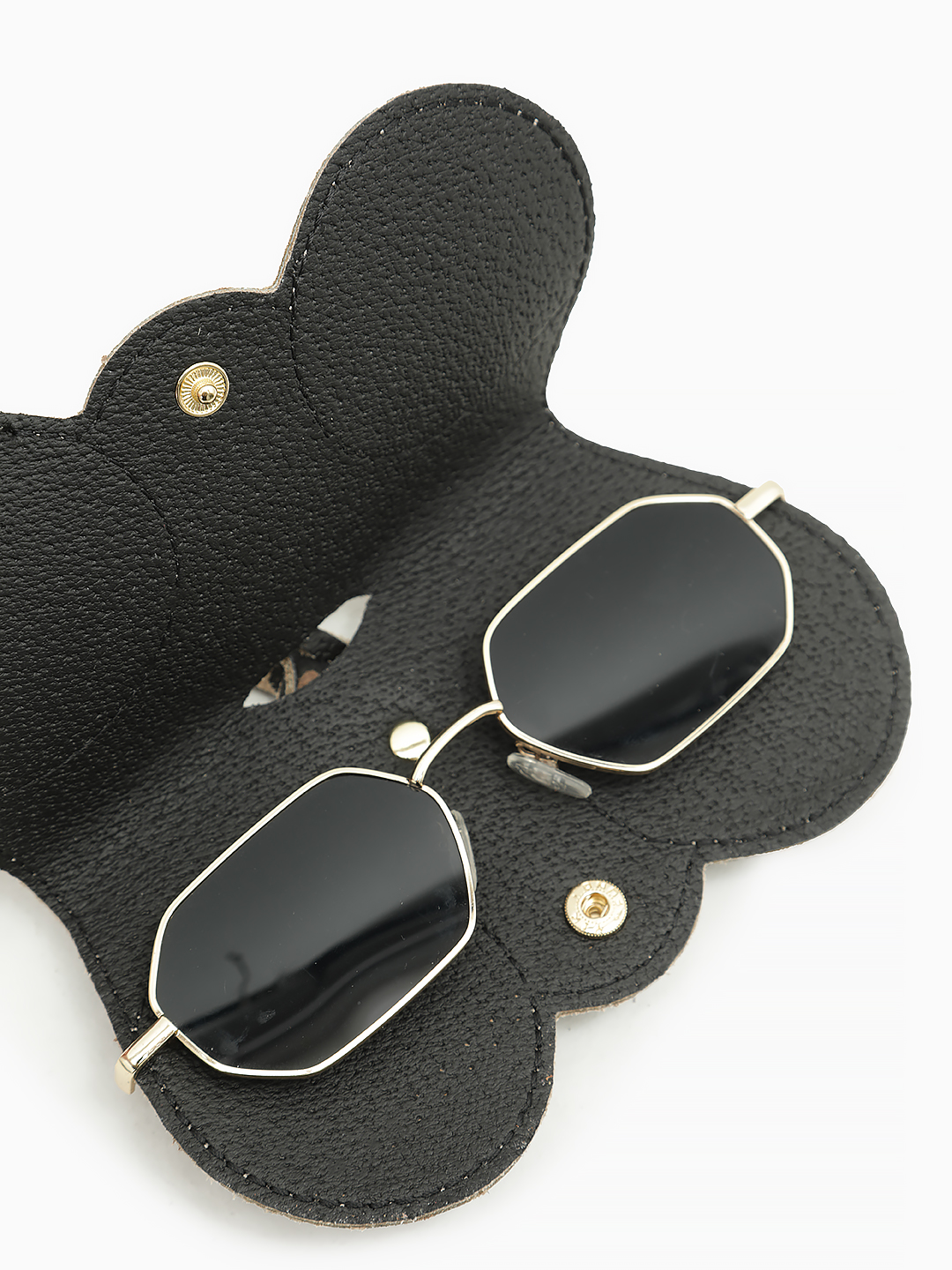 Очечник-подвеска на сумку от FOLLE из натуральной замши с анималистичным принтом