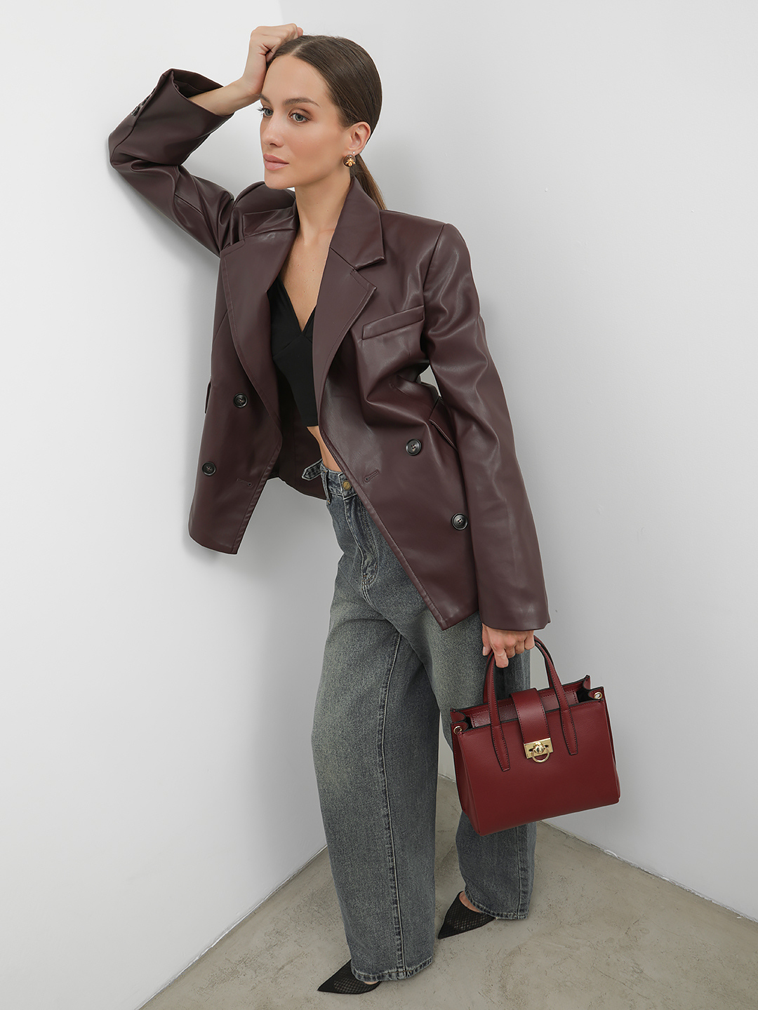 Сумка-тоут с золотистой фурнитурой в виде кольца от FOLLE из кожи бордового цвета